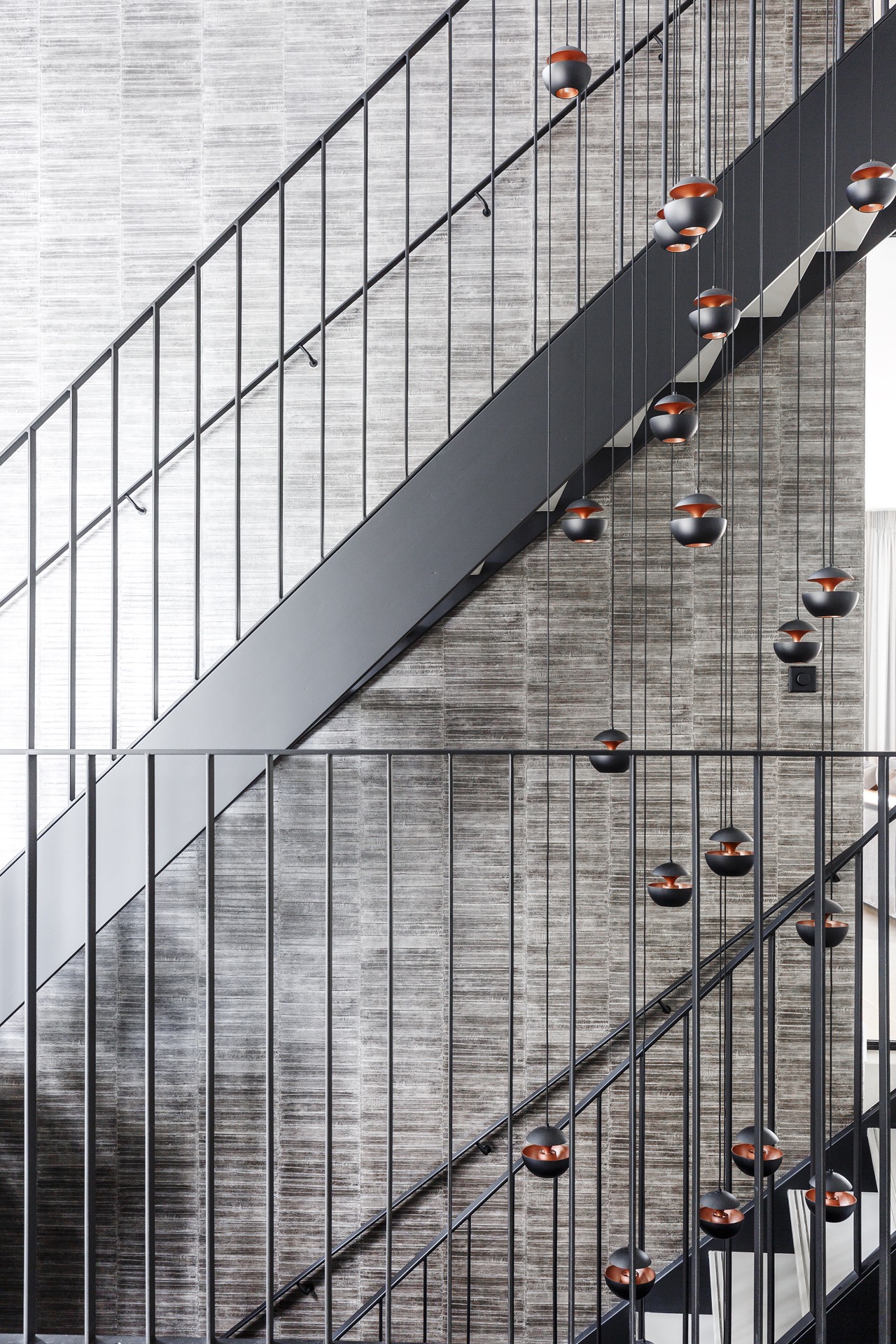 idee cucine moderne: dettaglio di scala in metallo nero con luci decorative sospese., Luxe, Design, Exclusief, Modern, Maatwerk, Bijzondere, Mooie