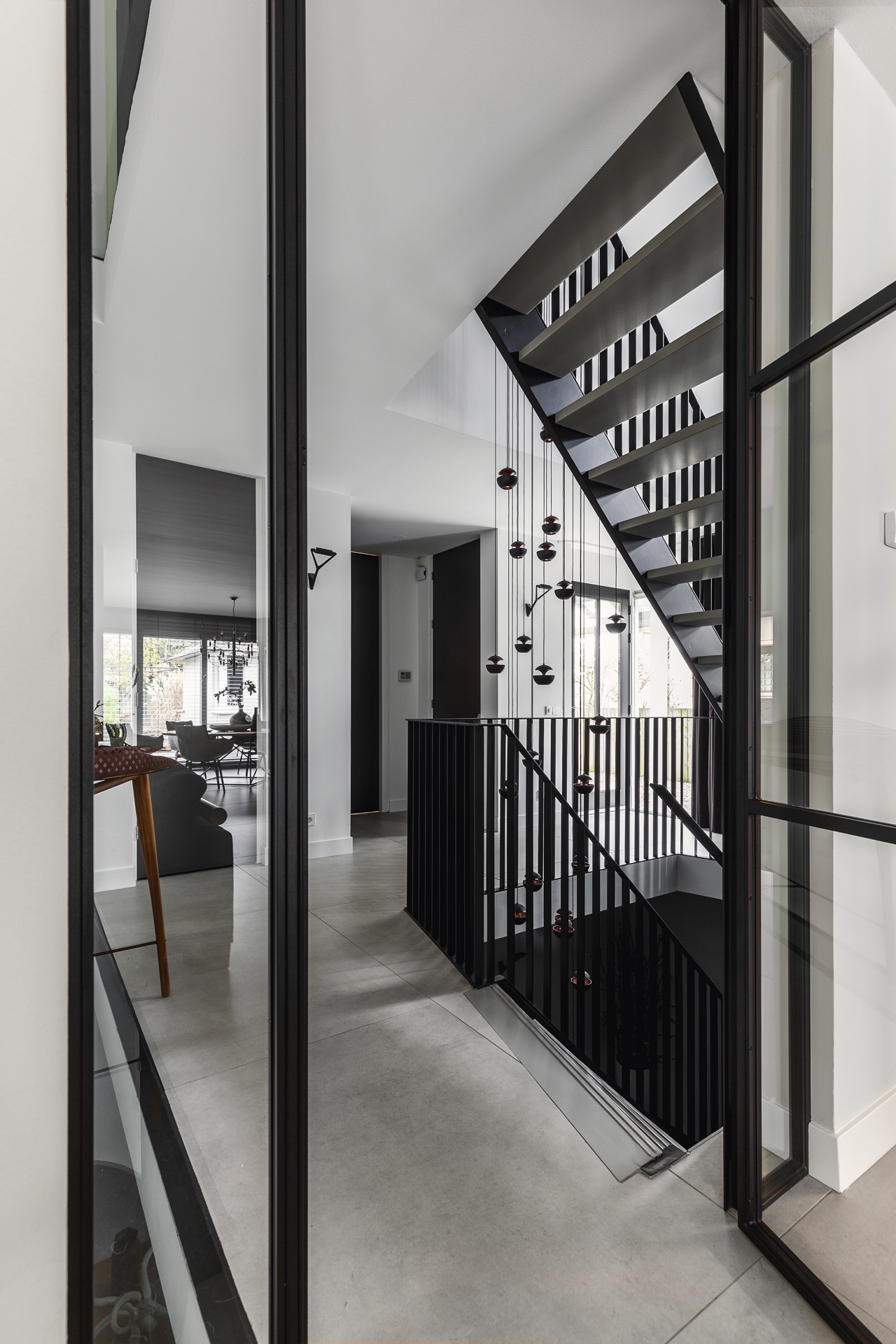 idee cucine moderne: scala moderna con ringhiera in metallo e pareti di vetro in casa, Luxe, Design, Exclusief, Modern, Maatwerk, Bijzondere, Mooie