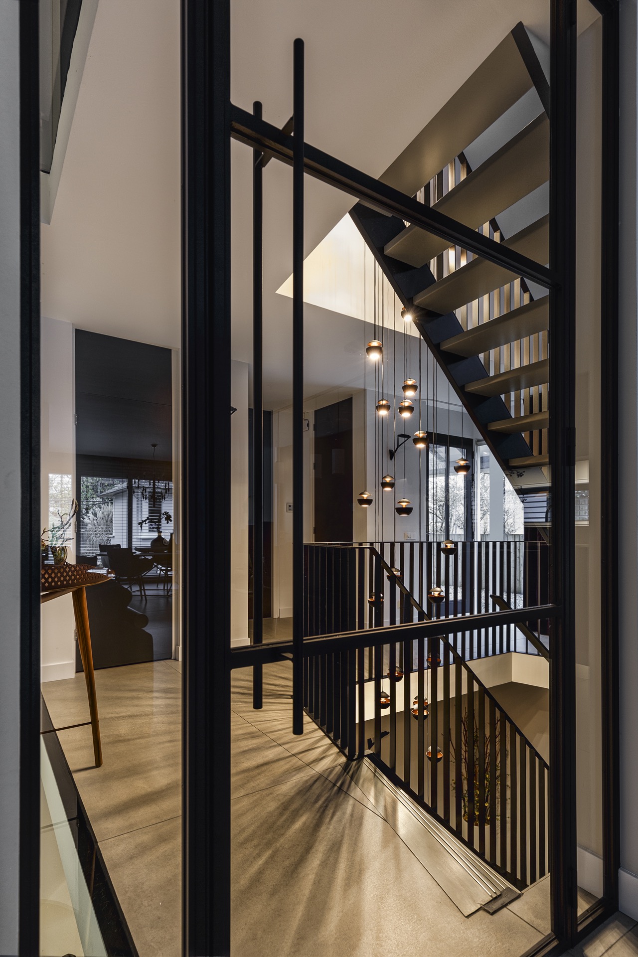 idee cucine moderne: scala in metallo nero con lampade a sospensione sotto casa, Luxe, Design, Exclusief, Modern, Maatwerk, Bijzondere, Mooie