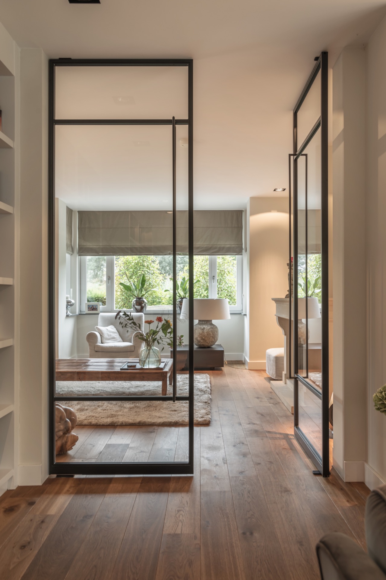 estensione in vetro moderna: dettaglio di pavimento in vetro con telaio metallico e pavimento in legno., Luxury, Design, Exclusive, Modern, Custom Made, Special, Beautiful