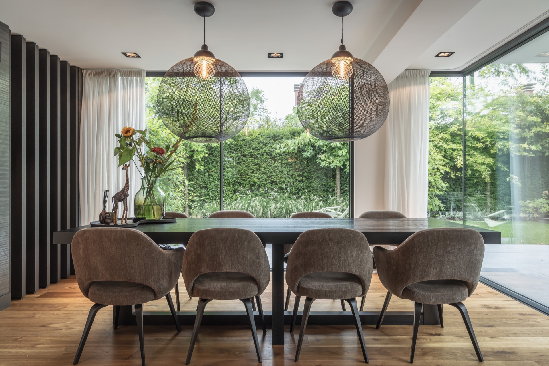 estensione in vetro moderna: tavolo da pranzo con sedie di fronte a grandi porte scorrevoli in vetro, pavimento in legno, Luxury, Design, Exclusive, Modern, Custom Made, Special, Beautiful