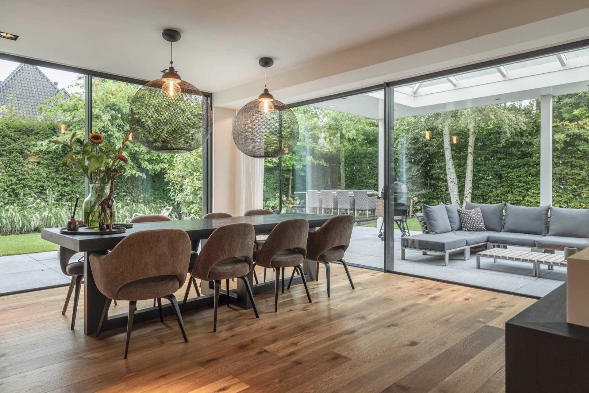 estensione in vetro moderna: soggiorno con grandi porte scorrevoli in vetro e vista sul giardino, con pavimento in legno., Luxury, Design, Exclusive, Modern, Custom Made, Special, Beautiful
