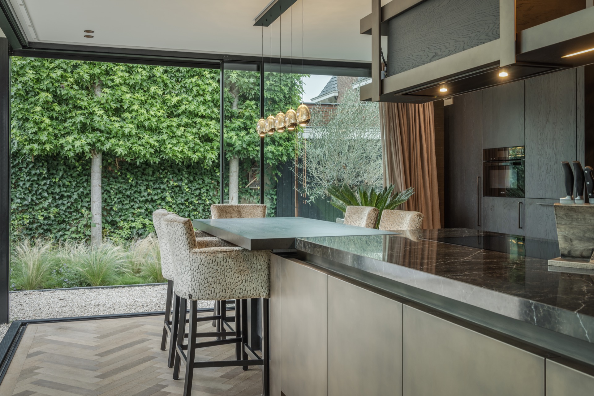 casa moderna: cucina moderna con piano in marmo e parete di vetro, Luxury, Design, Exclusive, Modern, Custom Made, Special, Beautiful