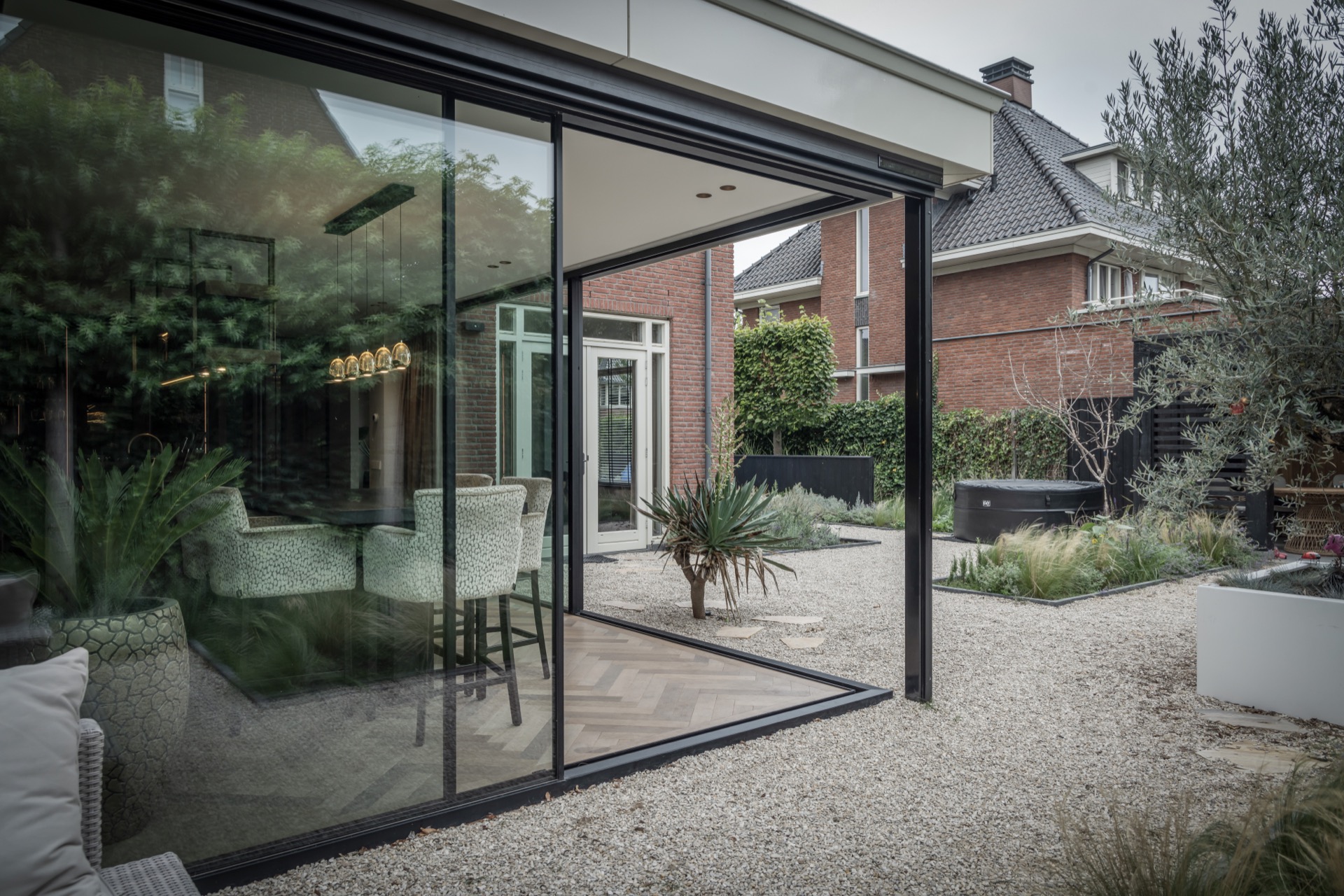 casa moderna: spazio esterno moderno con parete di vetro e giardini, Luxury, Design, Exclusive, Modern, Custom Made, Special, Beautiful