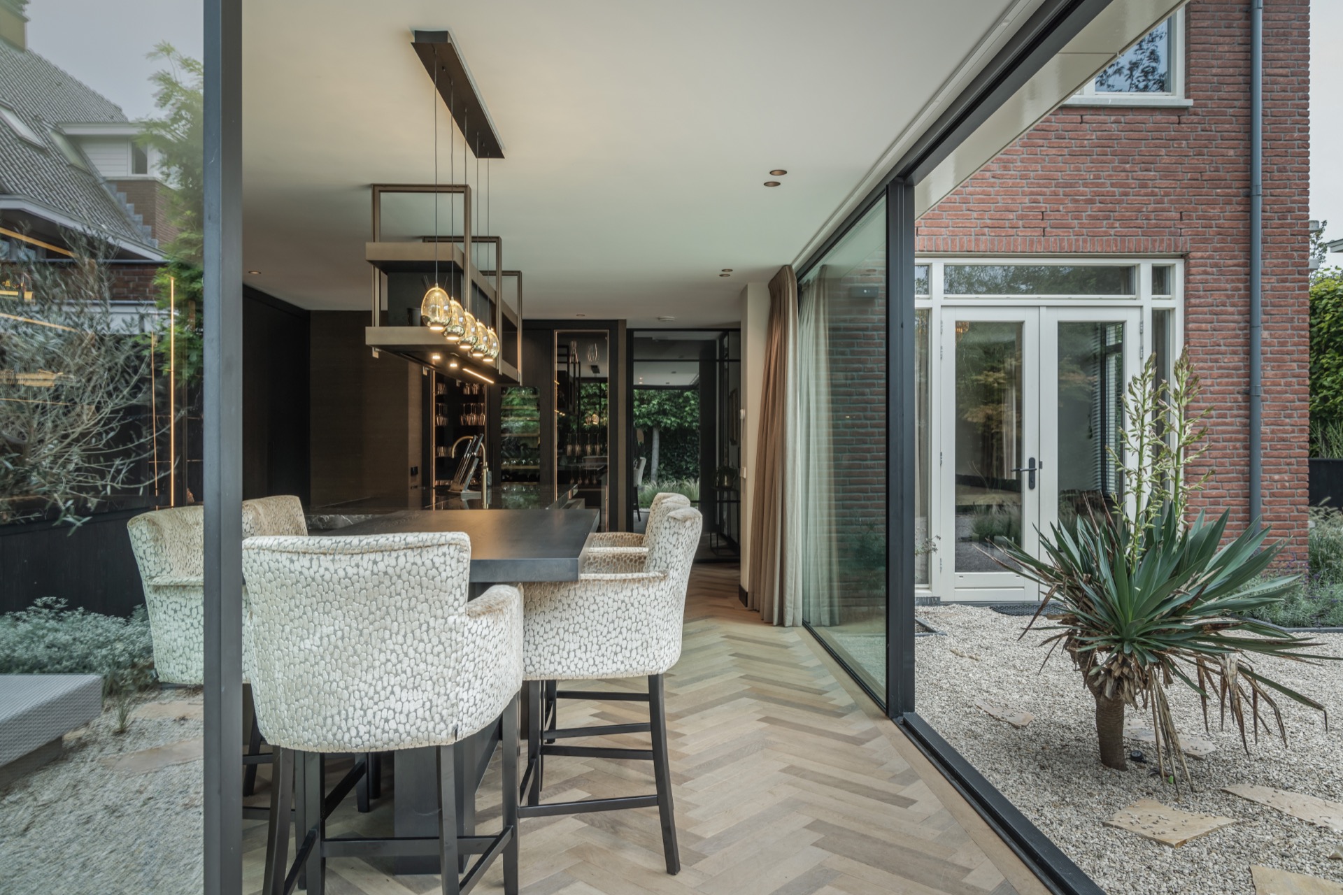 casa moderna: sala da pranzo con grandi porte scorrevoli in vetro, pavimento in legno e arredo moderno., Luxury, Design, Exclusive, Modern, Custom Made, Special, Beautiful