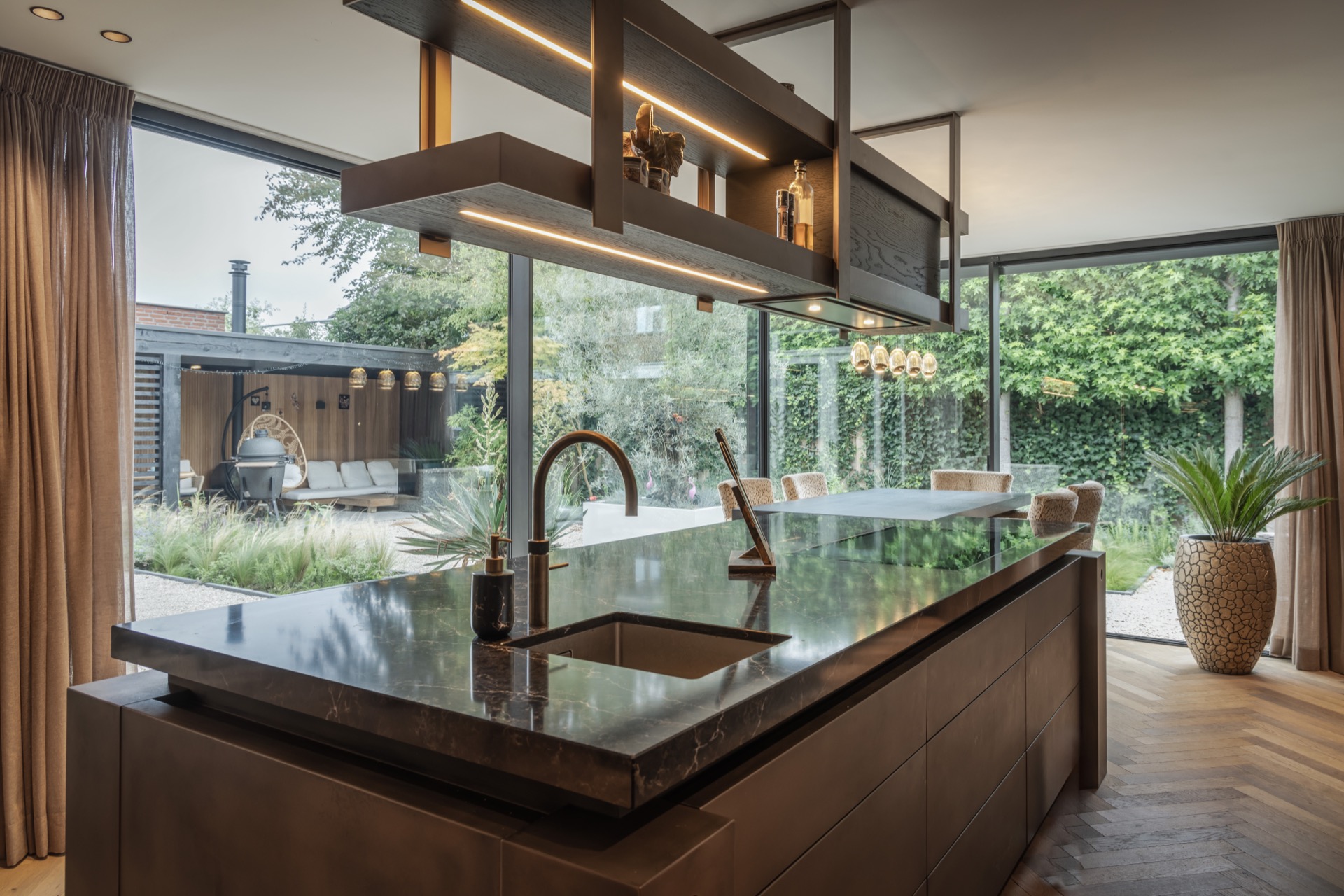casa moderna: grande lampadario di cristallo sopra il tavolo da pranzo, atmosfera elegante., Luxury, Design, Exclusive, Modern, Custom Made, Special, Beautiful