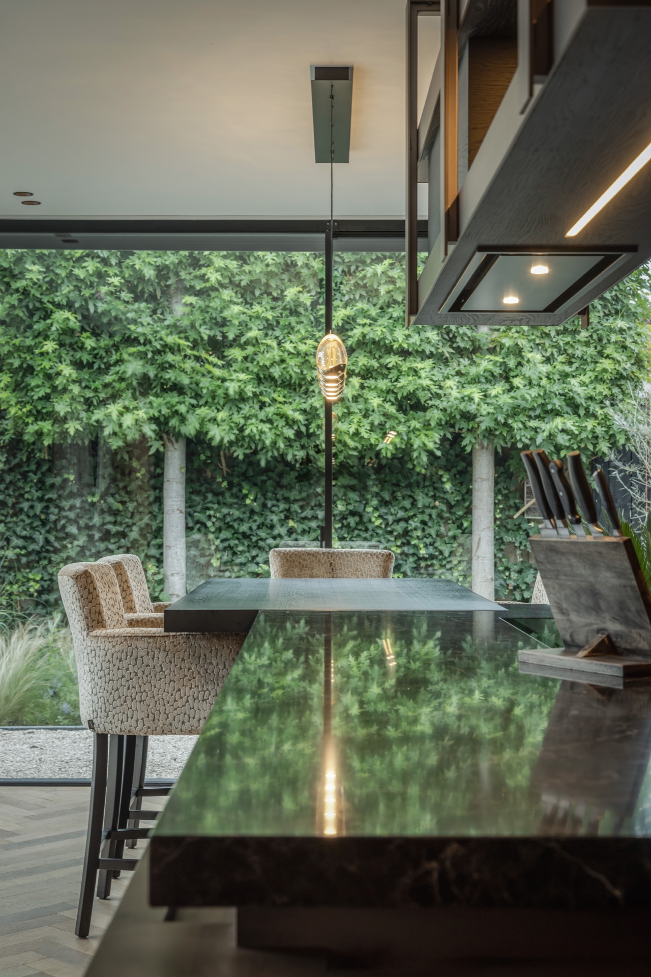 casa moderna: sala da pranzo con tavolo in marmo e vista sul giardino, Luxury, Design, Exclusive, Modern, Custom Made, Special, Beautiful