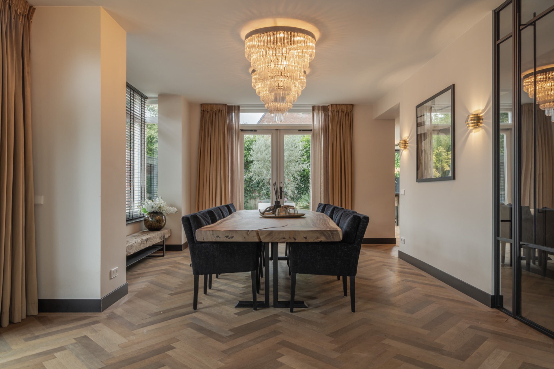 casa moderna: soggiorno di lusso con lampadario moderno, accessori in metallo lucidato e pareti con luce soffusa., Luxury, Design, Exclusive, Modern, Custom Made, Special, Beautiful