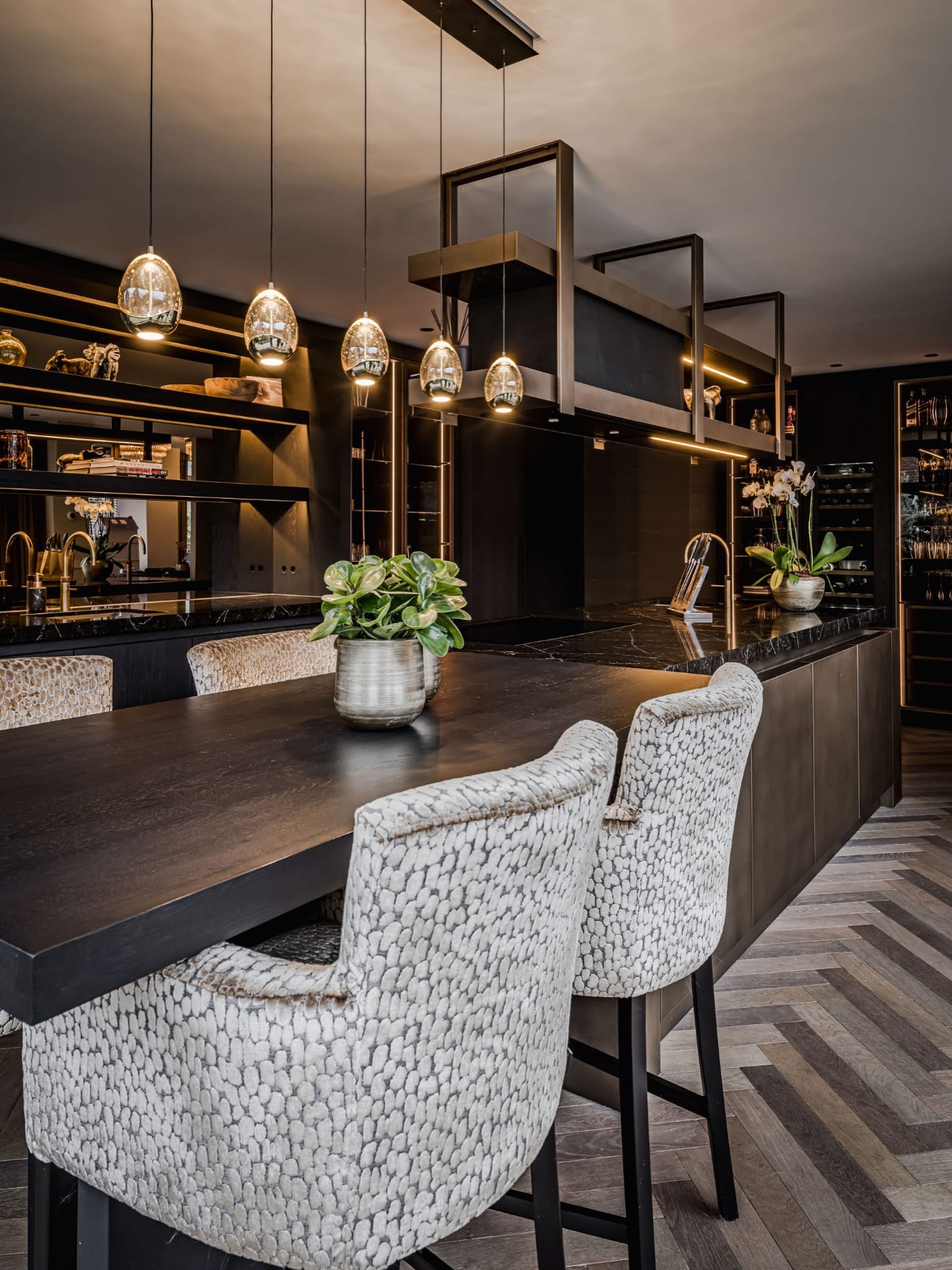 casa moderna: cucina moderna con piano di lavoro in marmo e piante, grandi finestre e bar con sedie., Luxury, Design, Exclusive, Modern, Custom Made, Special, Beautiful