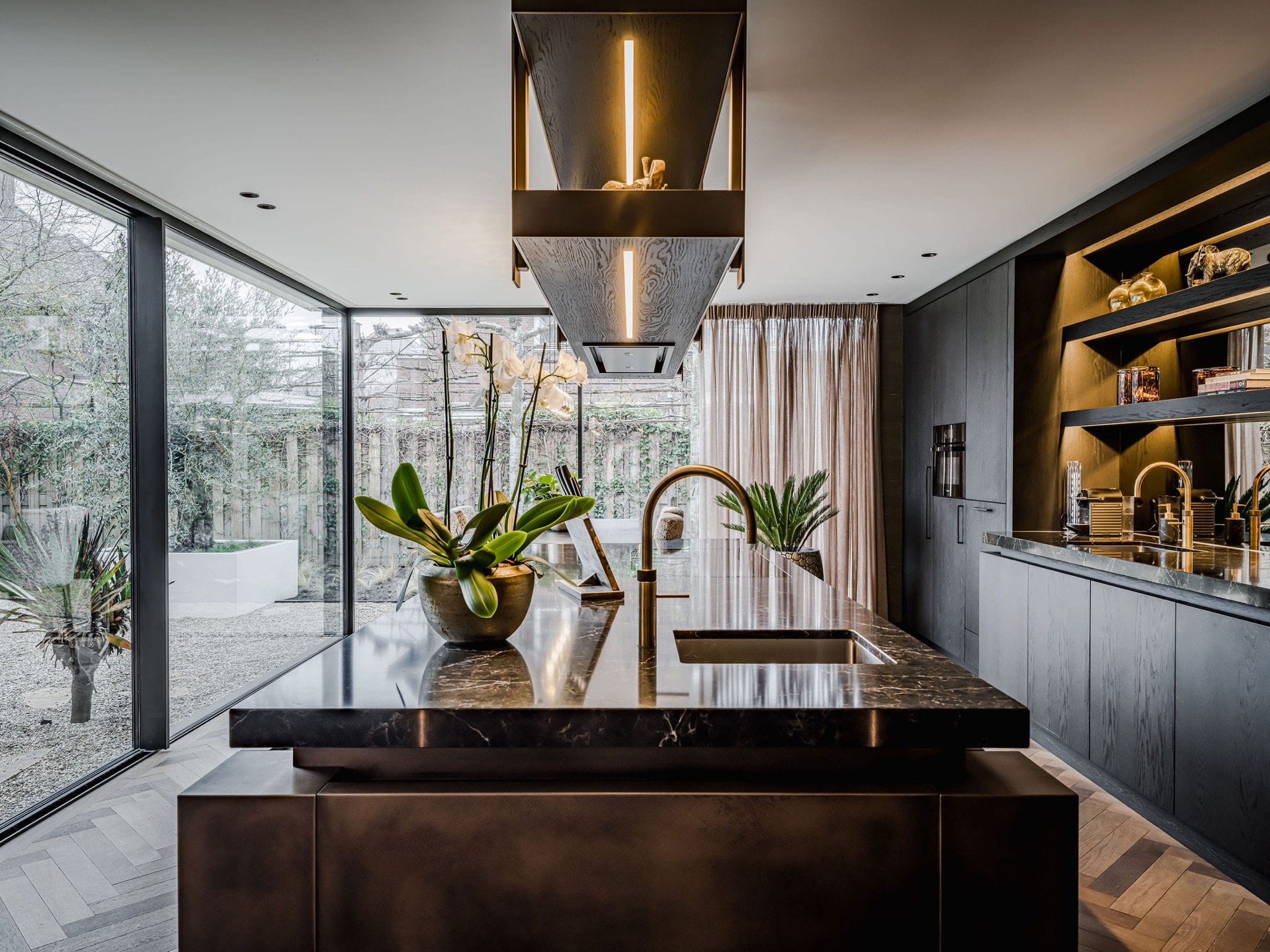 casa moderna: cucina moderna di lusso con top in marmo, piante e grandi finestre, Luxury, Design, Exclusive, Modern, Custom Made, Special, Beautiful