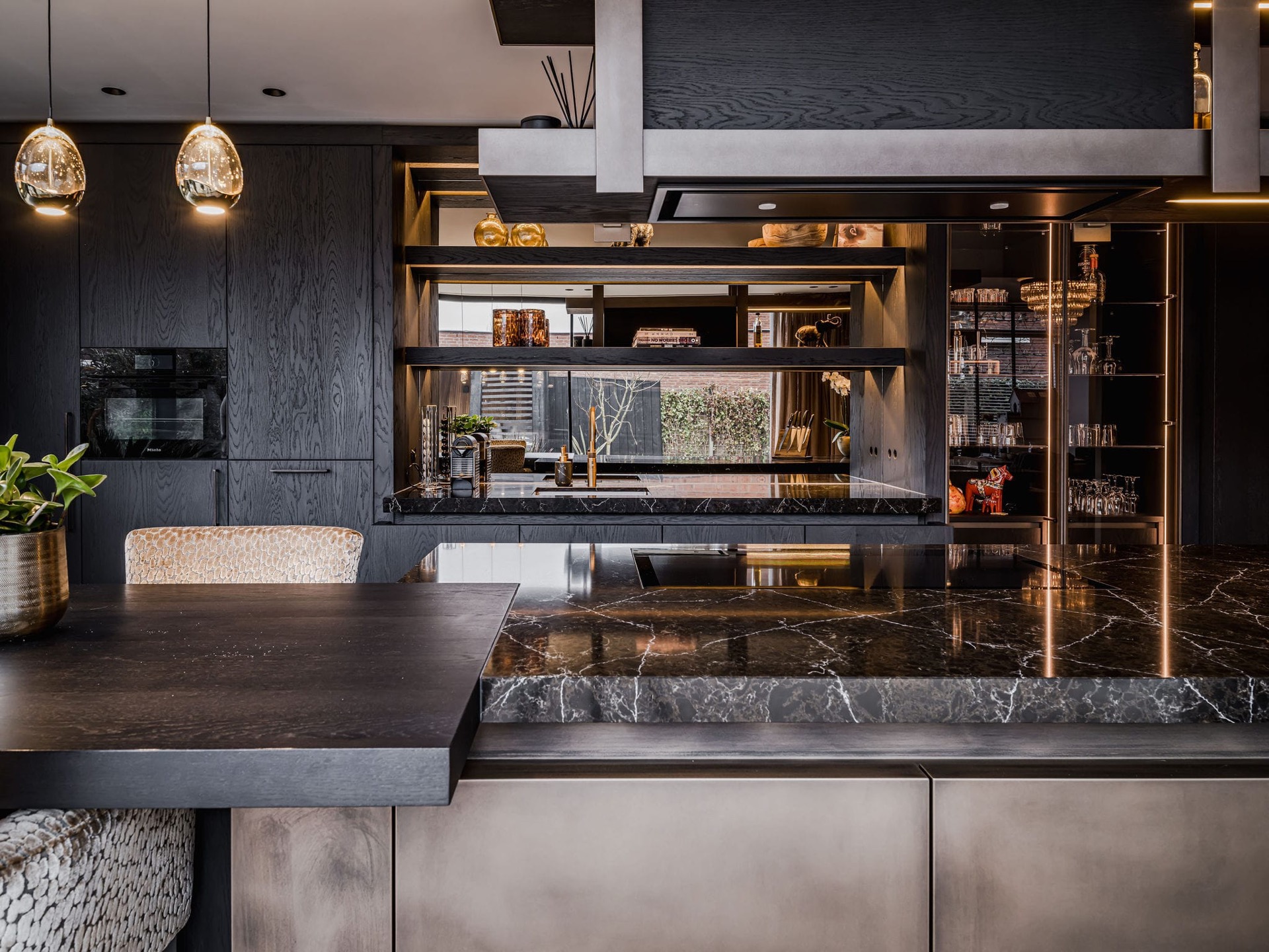casa moderna: cucina moderna di lusso con top in marmo e frigorifero incorporato, Luxury, Design, Exclusive, Modern, Custom Made, Special, Beautiful