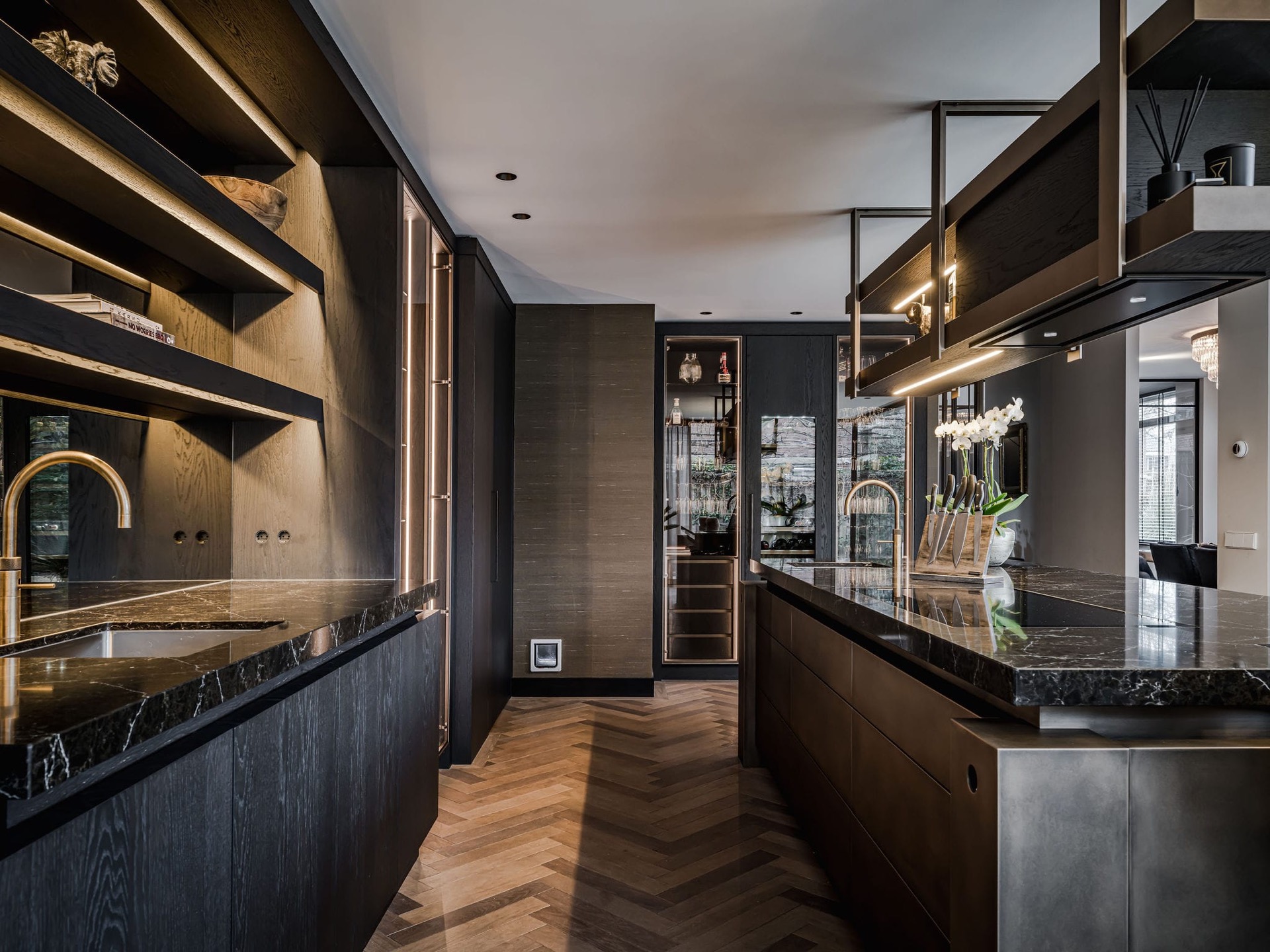 casa moderna: cucina moderna con mobili scuri e top in marmo e pavimento in legno, Luxury, Design, Exclusive, Modern, Custom Made, Special, Beautiful