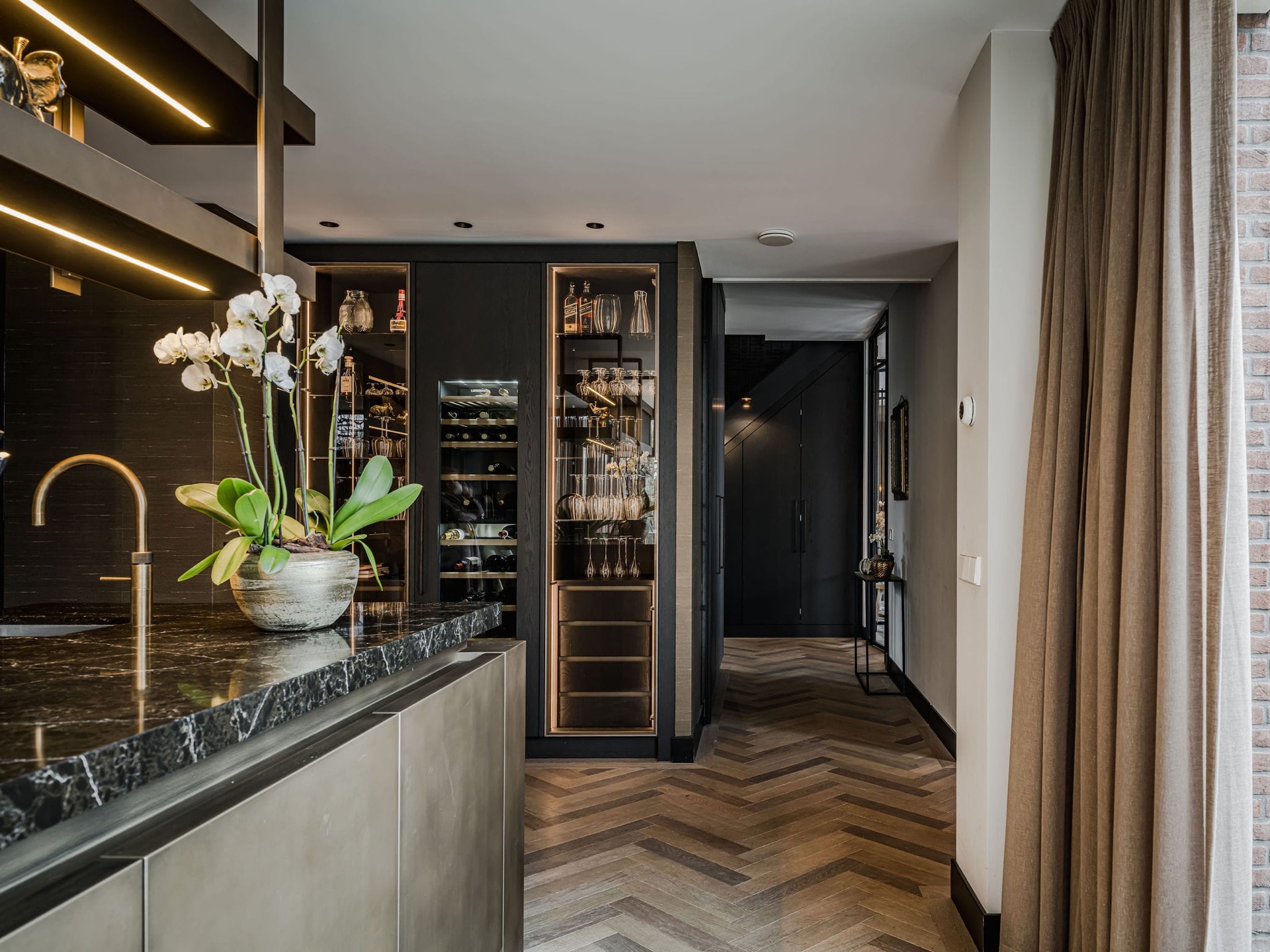 casa moderna: cucina moderna elegante con top in marmo e rubinetti dorati, Luxury, Design, Exclusive, Modern, Custom Made, Special, Beautiful