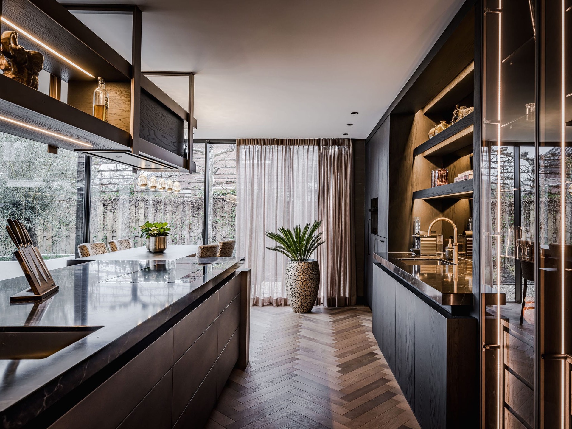 casa moderna: cucina moderna con dettagli nero e oro e vista sul giardino, Luxury, Design, Exclusive, Modern, Custom Made, Special, Beautiful