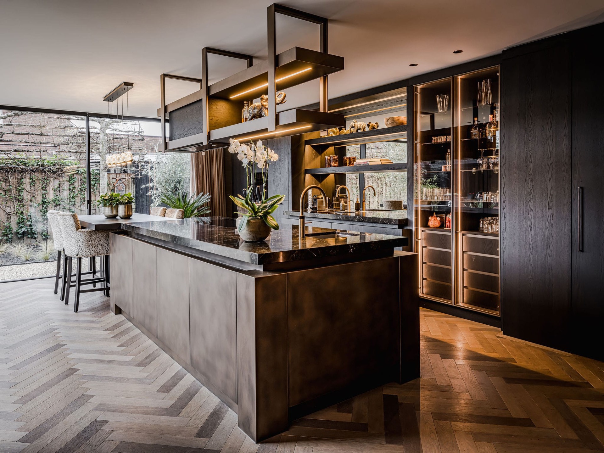 casa moderna: cucina moderna di lusso con isola centrale e armadio in vetro, Luxury, Design, Exclusive, Modern, Custom Made, Special, Beautiful
