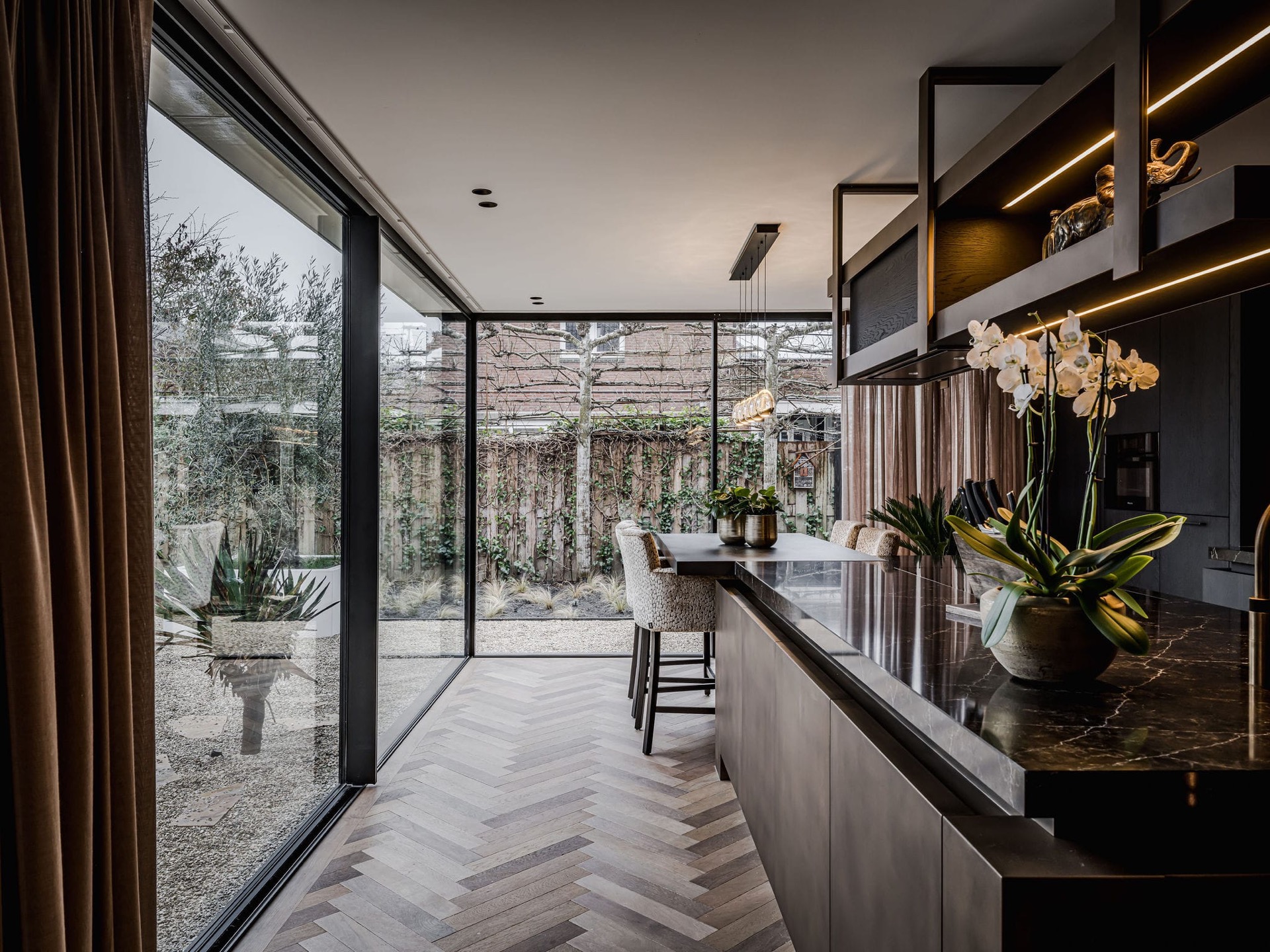 casa moderna: cucina moderna con piano in marmo e ampie porte scorrevoli in vetro verso il giardino, Luxury, Design, Exclusive, Modern, Custom Made, Special, Beautiful