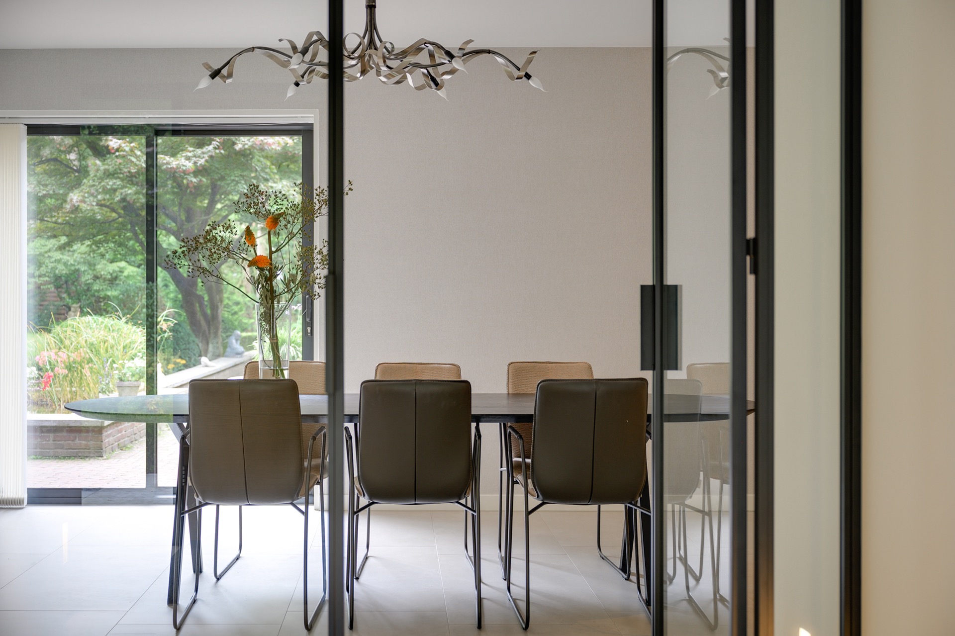design interno moderno: sottotetto moderno con grandi finestre e scala, Luxury, Design, Exclusive, Modern, Custom Made, Special, Beautiful