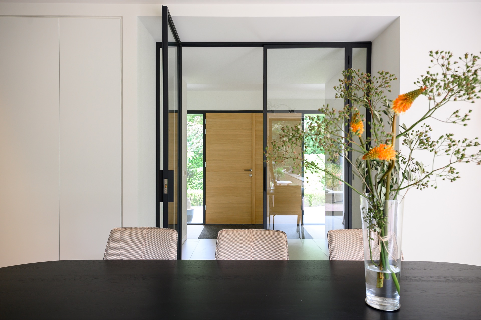 design interno moderno: soggiorno moderno con grandi finestre e vista sul giardino, Luxury, Design, Exclusive, Modern, Custom Made, Special, Beautiful