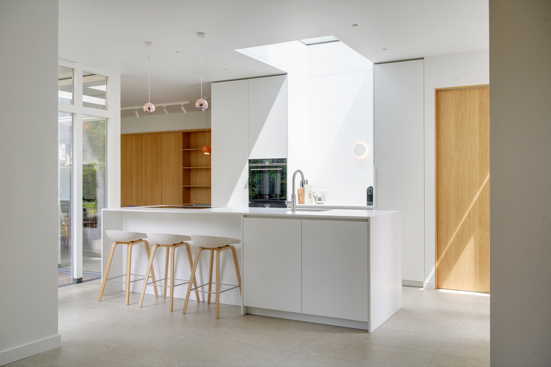 interni luminosi: cucina moderna luminosa con bancone e sgabelli in legno, Luxury, Design, Exclusive, Modern, Custom Made, Special, Beautiful