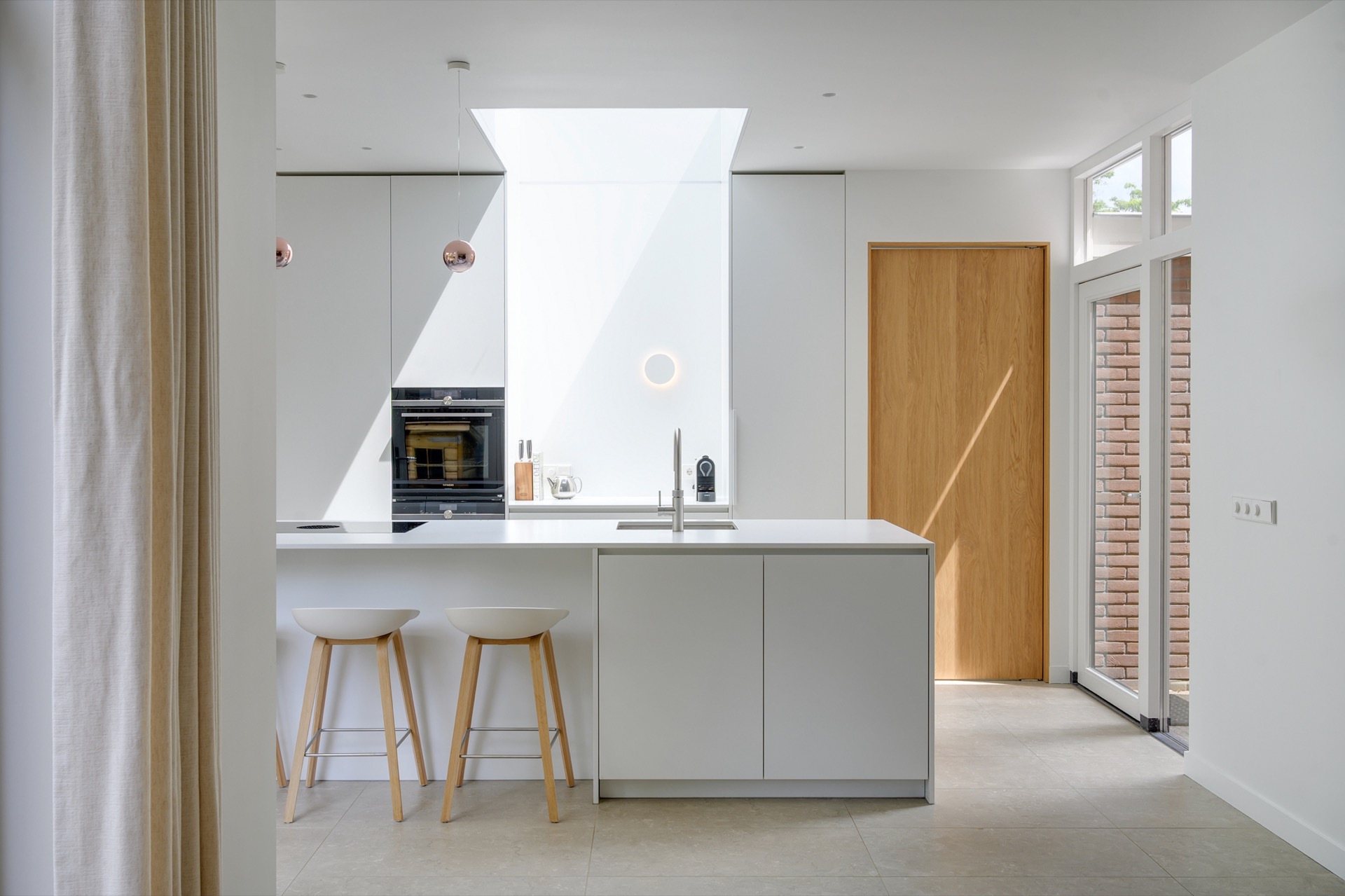 interni luminosi: cucina moderna con vista al giardino e armadi bianchi semplici, Luxury, Design, Exclusive, Modern, Custom Made, Special, Beautiful