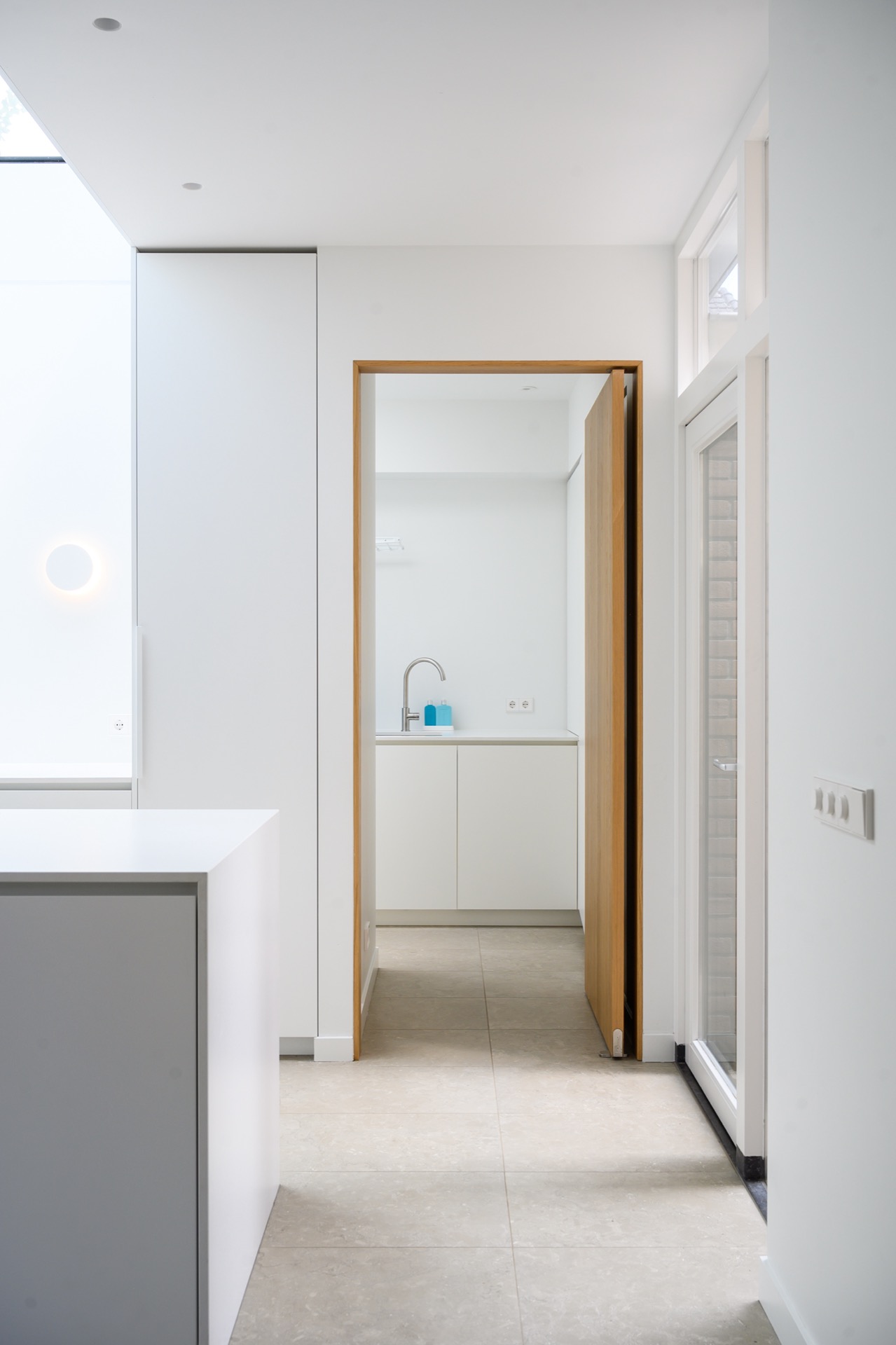 interni luminosi: tavolo da pranzo con sedie in legno e libreria in interni scandinavi, Luxury, Design, Exclusive, Modern, Custom Made, Special, Beautiful