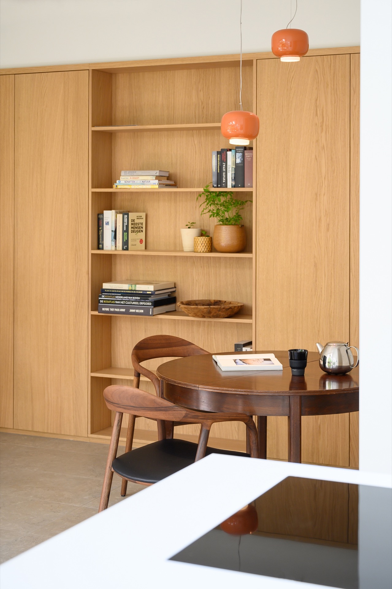interni luminosi: armadio in legno con libri e decorazioni, stile minimalista., Luxury, Design, Exclusive, Modern, Custom Made, Special, Beautiful