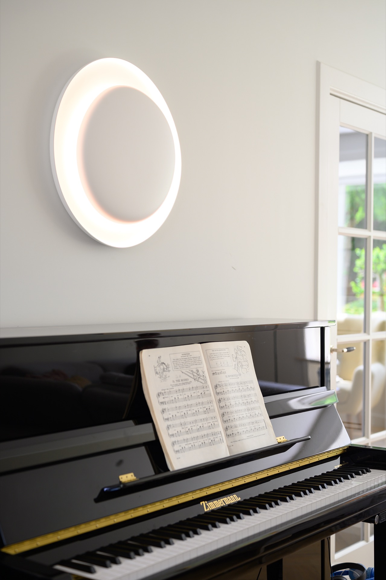 interni luminosi: partitura su pianoforte nero con grandi finestre in interno moderno, Luxury, Design, Exclusive, Modern, Custom Made, Special, Beautiful