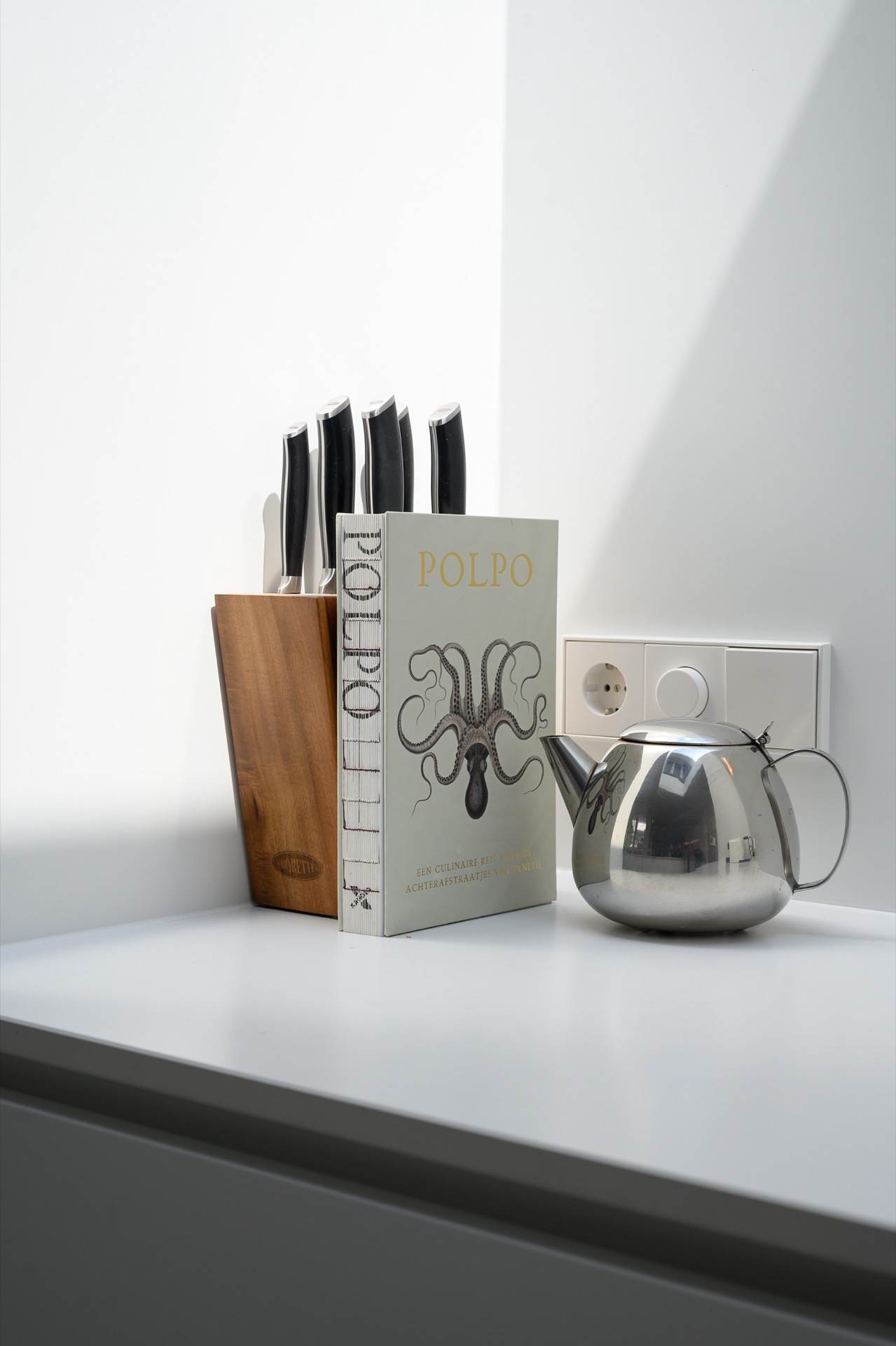 interni luminosi: cucina moderna con lucernario e illuminazione integrata, armadi bianchi con dettagli in quercia, Luxury, Design, Exclusive, Modern, Custom Made, Special, Beautiful