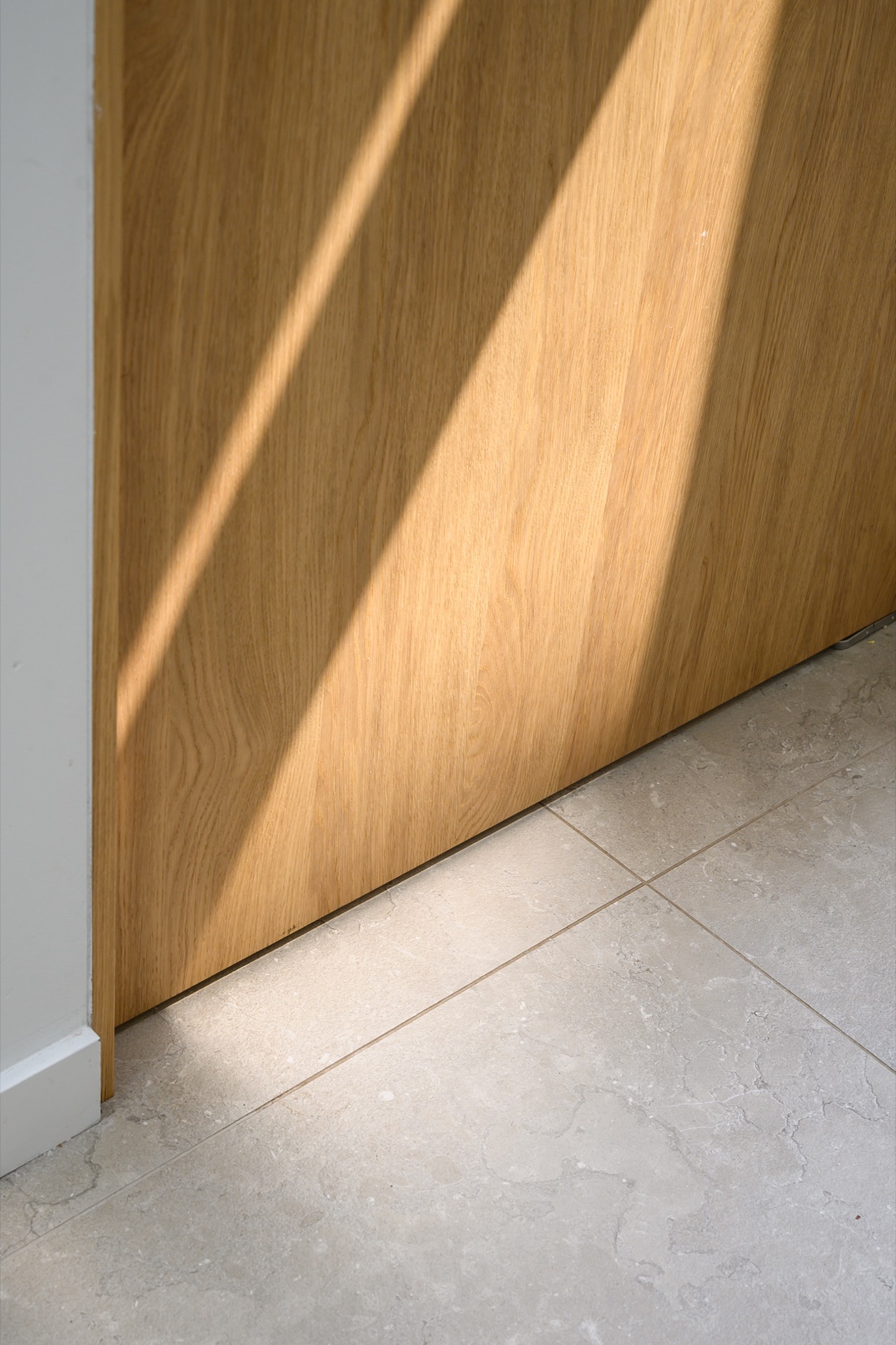 interni luminosi: zona pranzo con lampada pendente arancione sopra tavolo rotondo in legno., Luxury, Design, Exclusive, Modern, Custom Made, Special, Beautiful