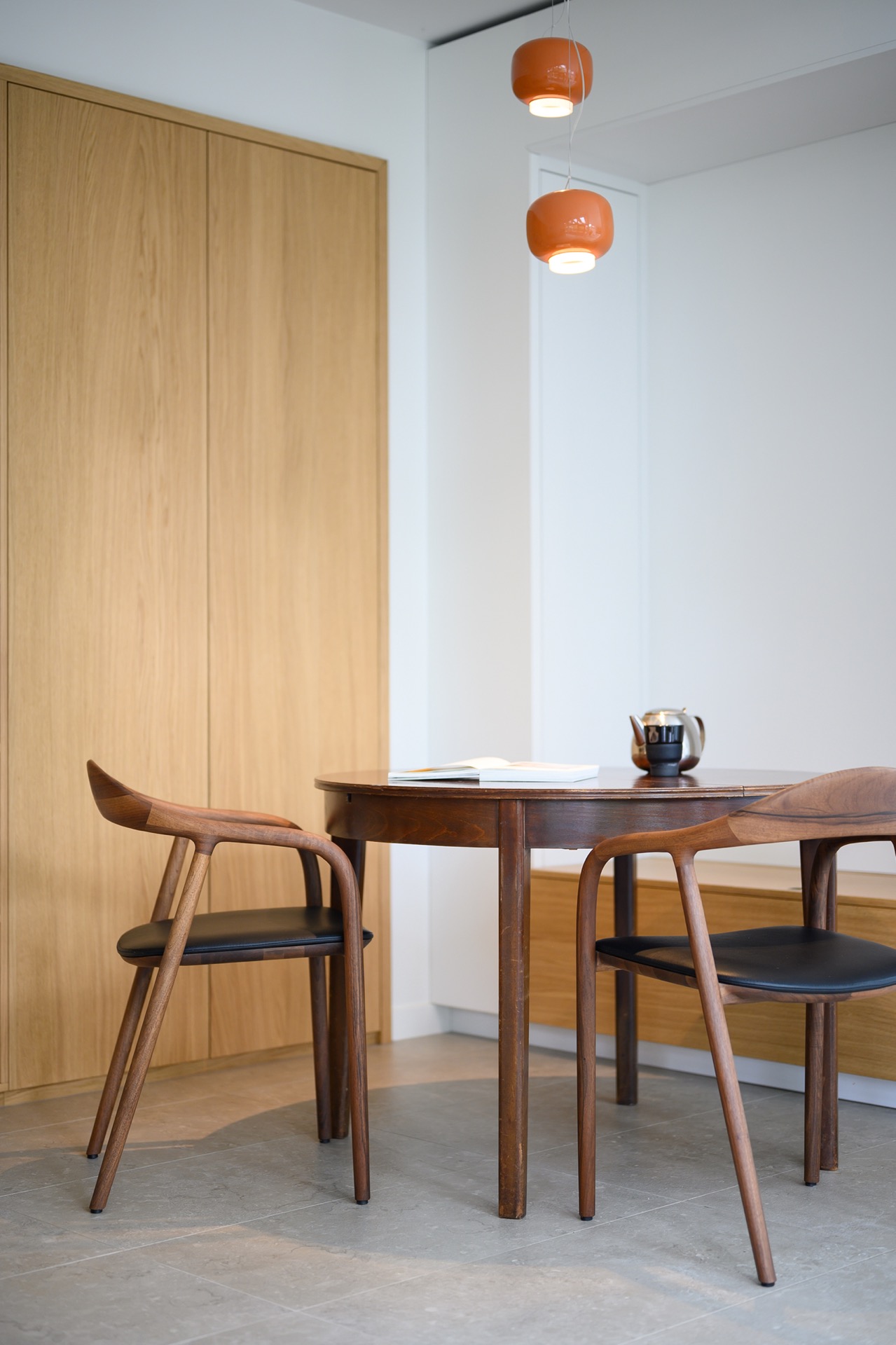 interni luminosi: sala da pranzo con tavolo e sedie in legno, interno minimalista, materiali caldi, Luxury, Design, Exclusive, Modern, Custom Made, Special, Beautiful