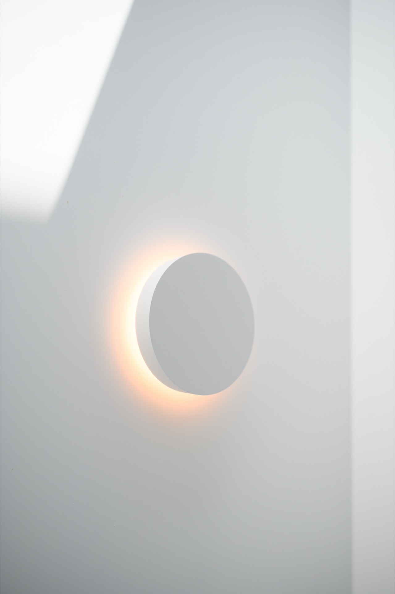 interni luminosi: accento di luce circolare su parete bianca con luce solare, Luxury, Design, Exclusive, Modern, Custom Made, Special, Beautiful