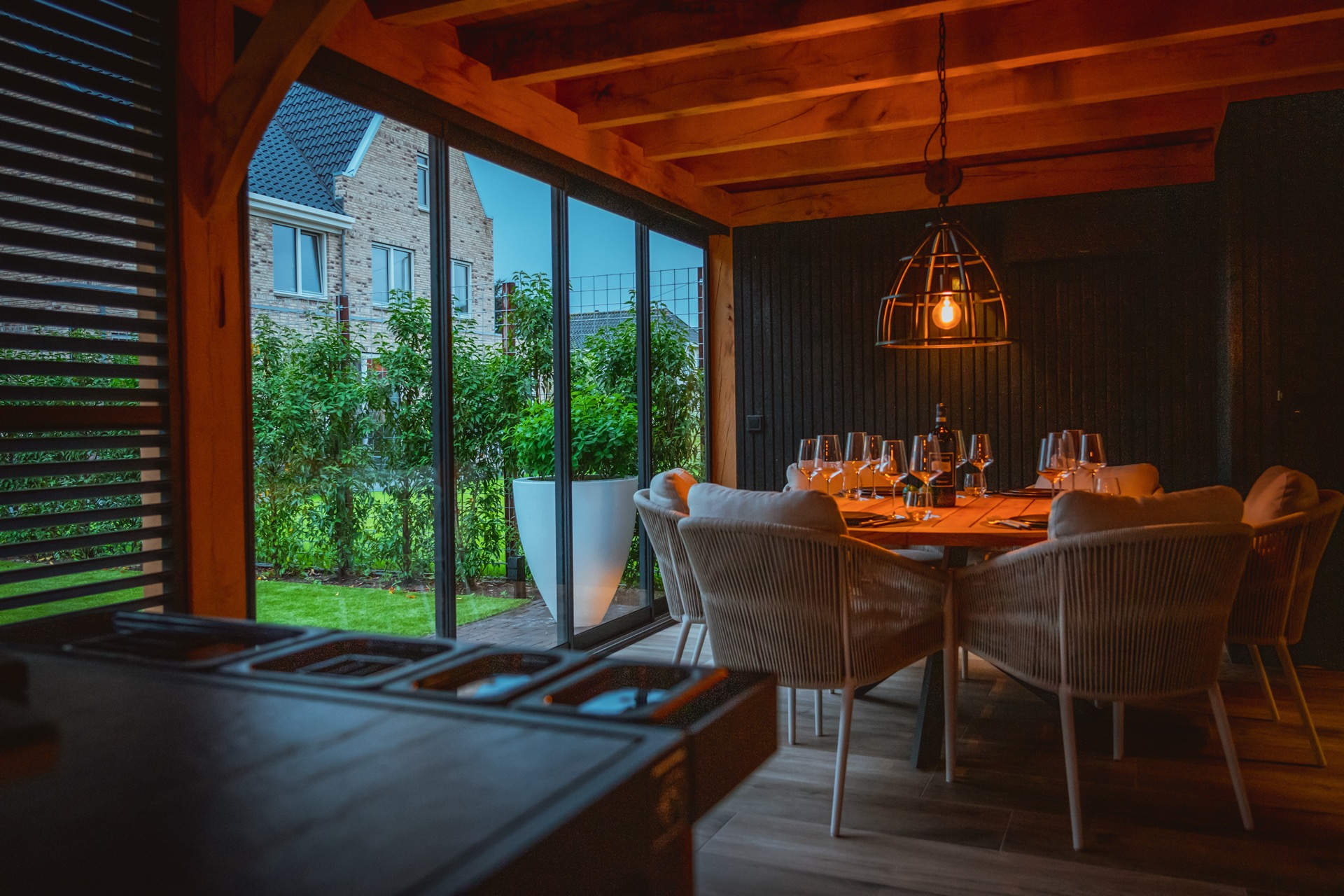 idee giardini di lusso: interno di una lussuosa serra da giardino con soffitto in legno e grande porta scorrevole in vetro., Luxury, Design, Exclusive, Modern, Custom Made, Special, Beautiful