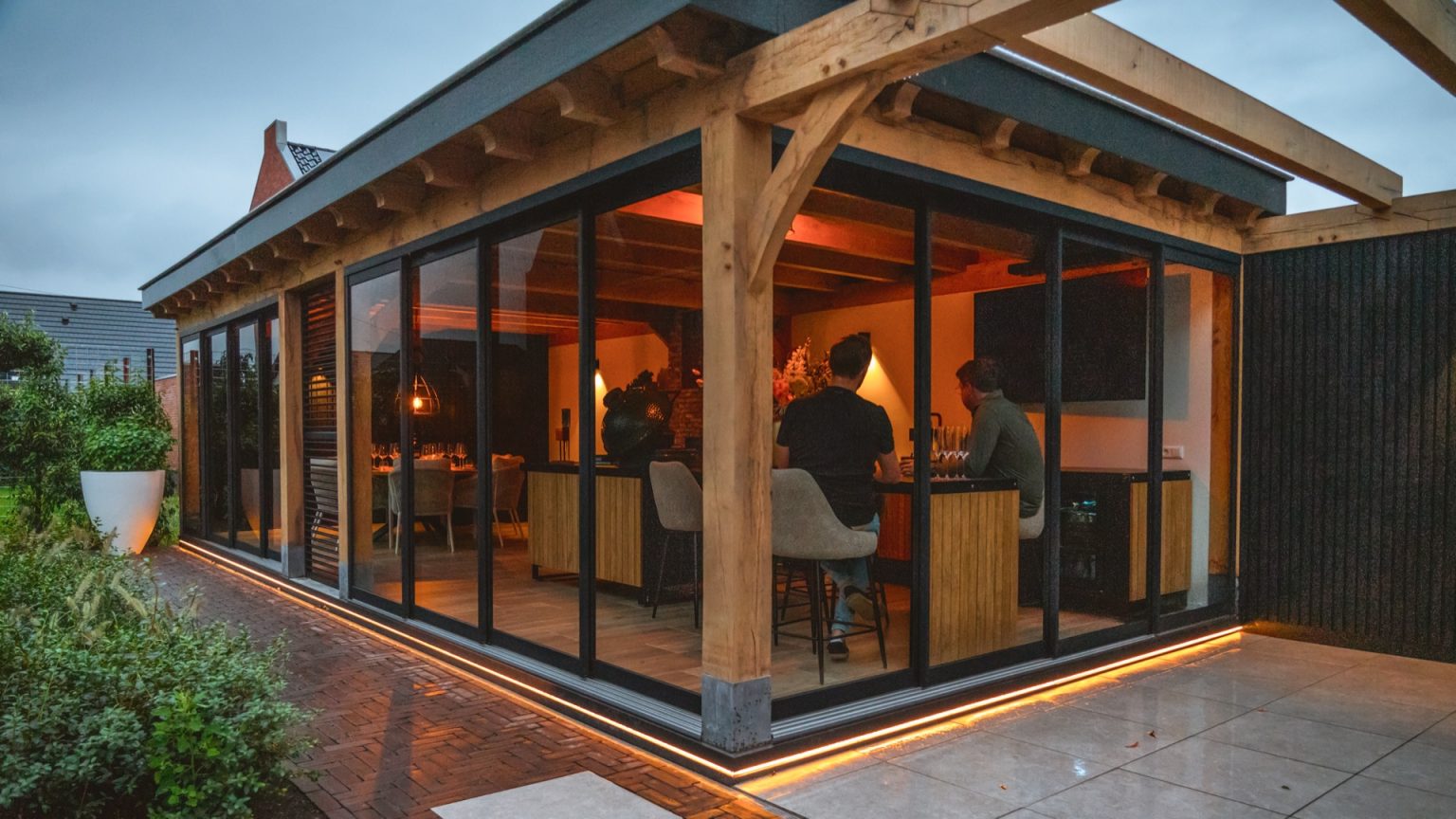 Een Luxe Tuinkamer met Complete Buitenkeuken