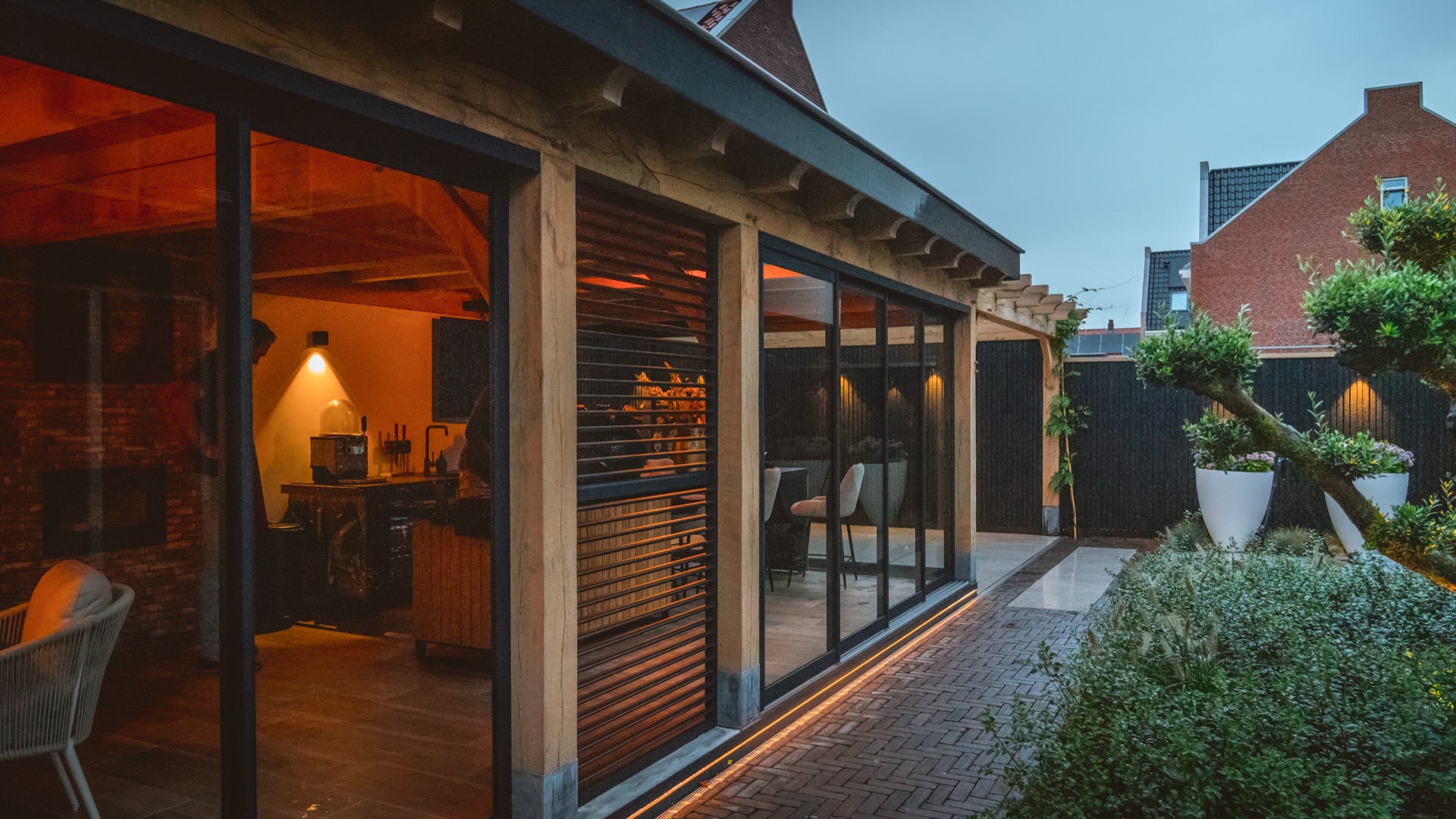 idee giardini di lusso: serra da giardino esterna con persone e illuminazione calda., Luxury, Design, Exclusive, Modern, Custom Made, Special, Beautiful