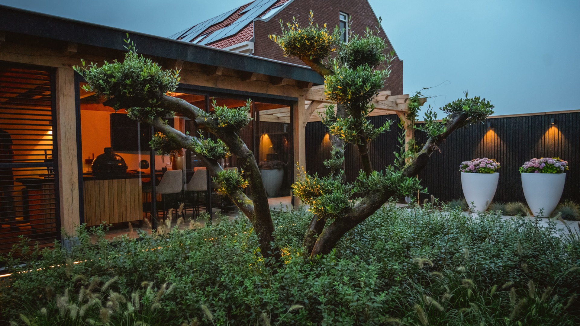 idee giardini di lusso: giardino di lusso con cucina all'aperto e grandi piante, illuminazione serale., Luxury, Design, Exclusive, Modern, Custom Made, Special, Beautiful