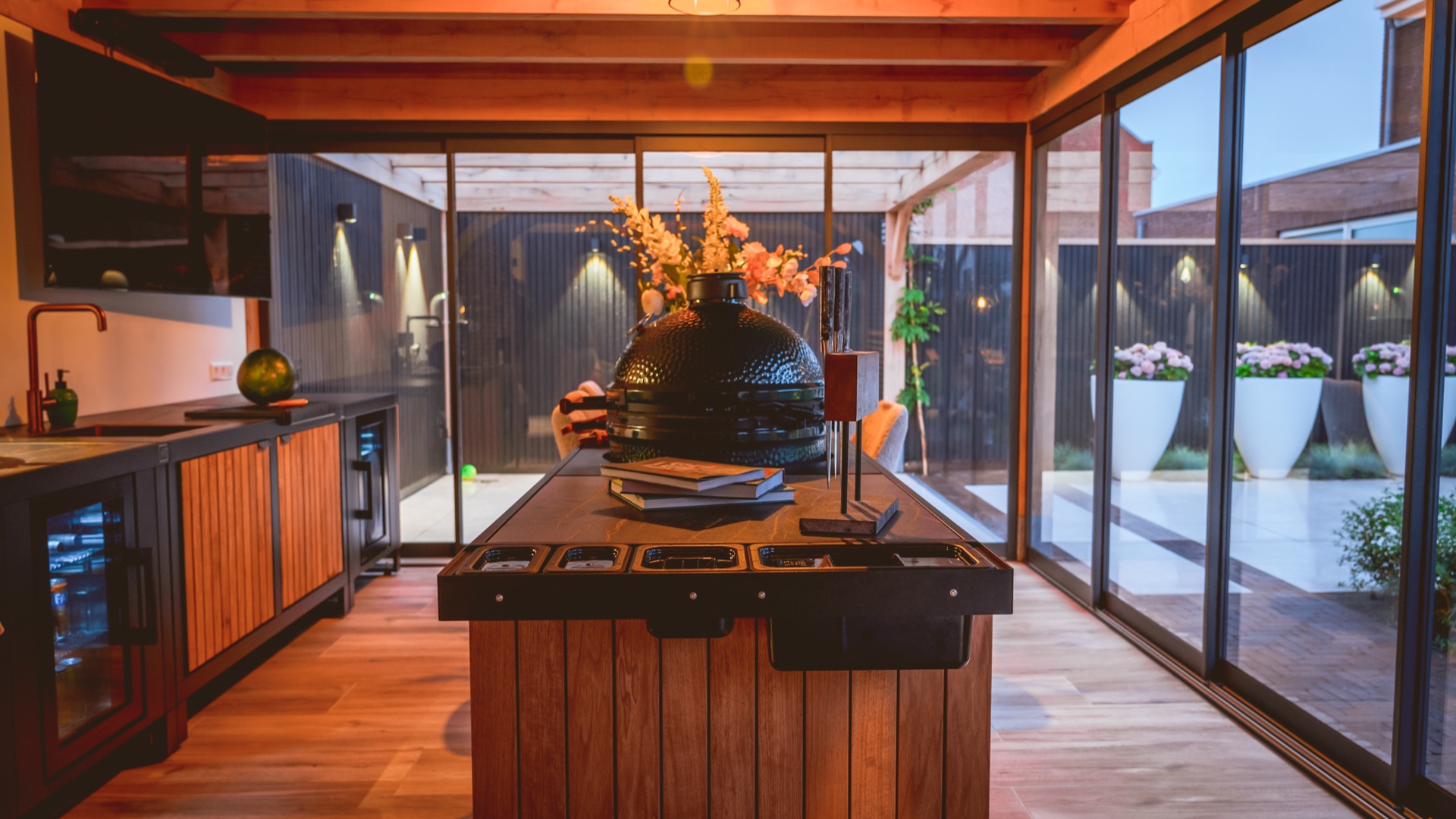 idee giardini di lusso: interno con tavolo da pranzo e cucina aperta, stile moderno, atmosfera calda, piani di lavoro in, Luxury, Design, Exclusive, Modern, Custom Made, Special, Beautiful