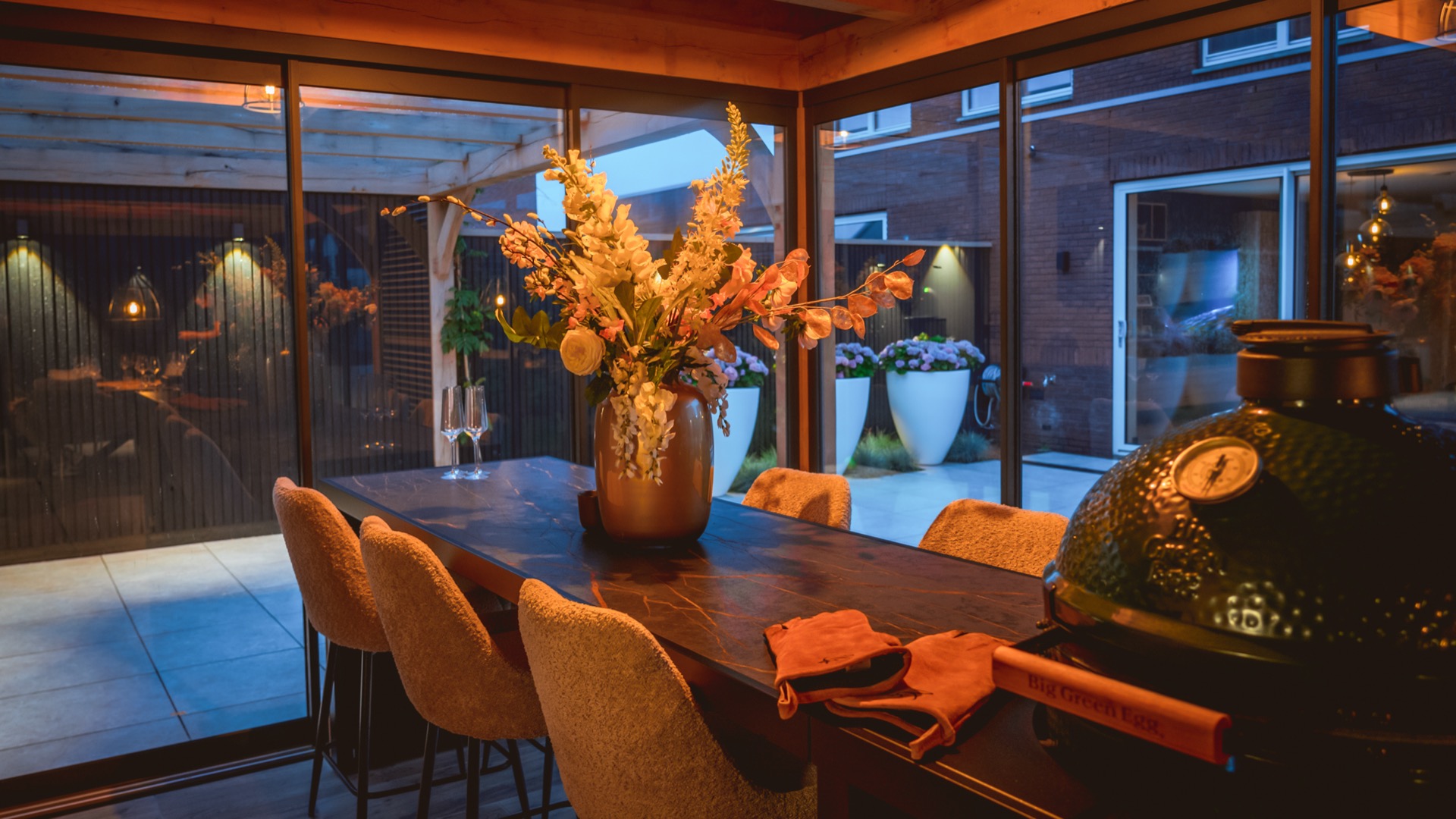 idee giardini di lusso: giardino a livelli con tavolo da pranzo e fiori in vaso in atmosfera calda., Luxury, Design, Exclusive, Modern, Custom Made, Special, Beautiful