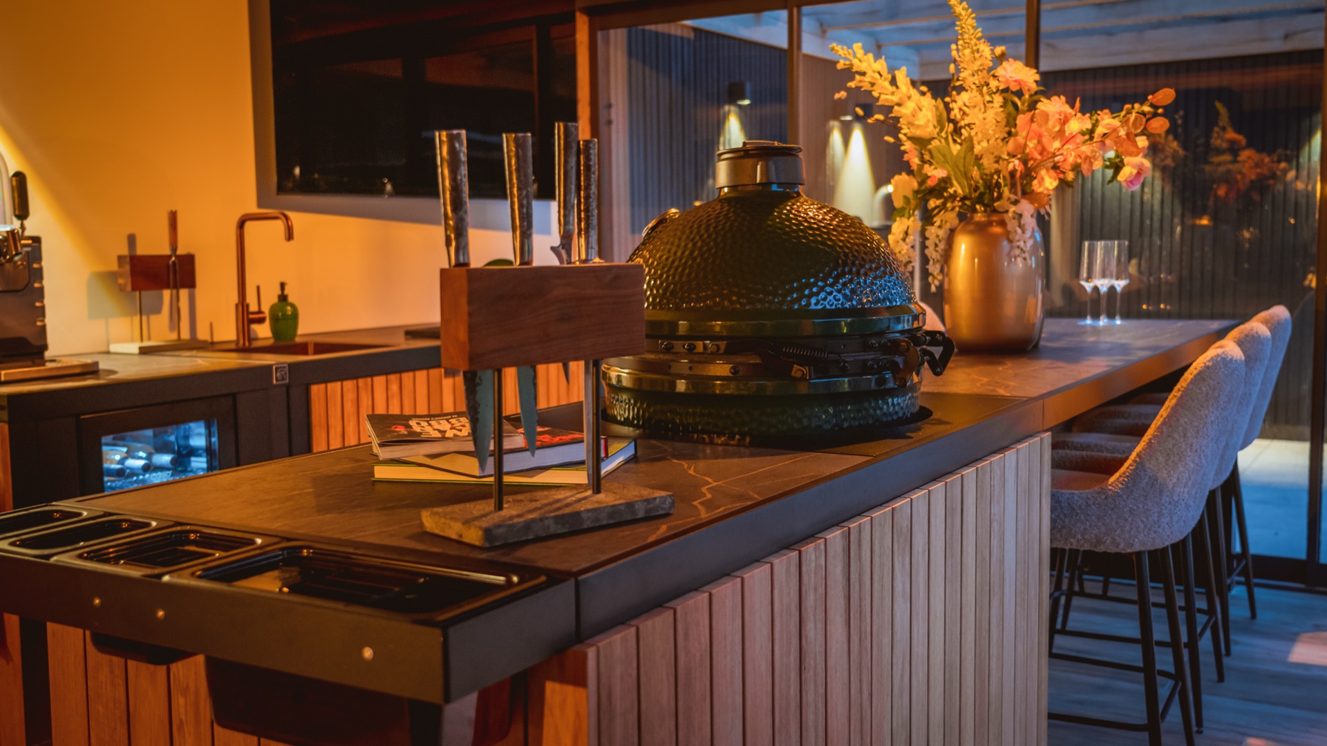 idee giardini di lusso: cucina all'aperto moderna con grill in acciaio inox e dettagli in legno, Luxury, Design, Exclusive, Modern, Custom Made, Special, Beautiful