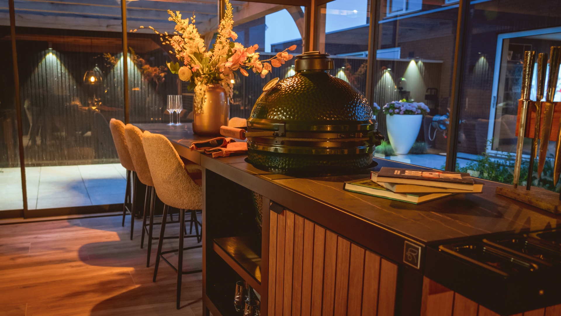 idee giardini di lusso: cucina esterna di lusso con legno e acciaio inossidabile nel giardino, stile moderno, illuminazione, Luxury, Design, Exclusive, Modern, Custom Made, Special, Beautiful