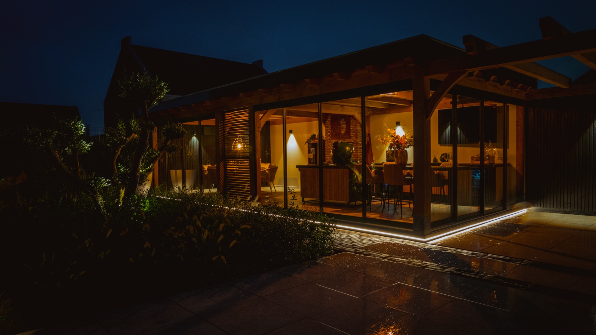 idee giardini di lusso: sala da giardino illuminata con grandi finestre e struttura in legno, atmosfera serale., Luxury, Design, Exclusive, Modern, Custom Made, Special, Beautiful