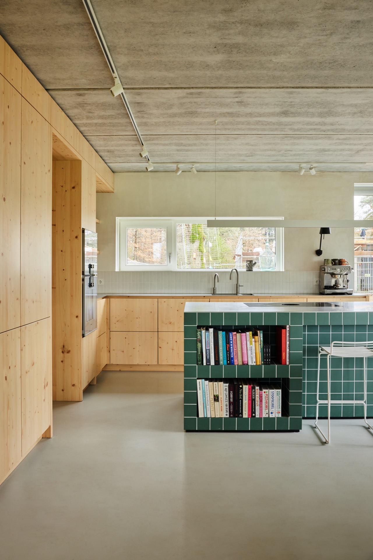 cucina naturale lineare: isola da cucina con finitura in piastrelle e armadi in legno, parete cucina organizzata con mensole, Luxury, Design, Exclusive, Modern, Custom Made, Special, Beautiful
