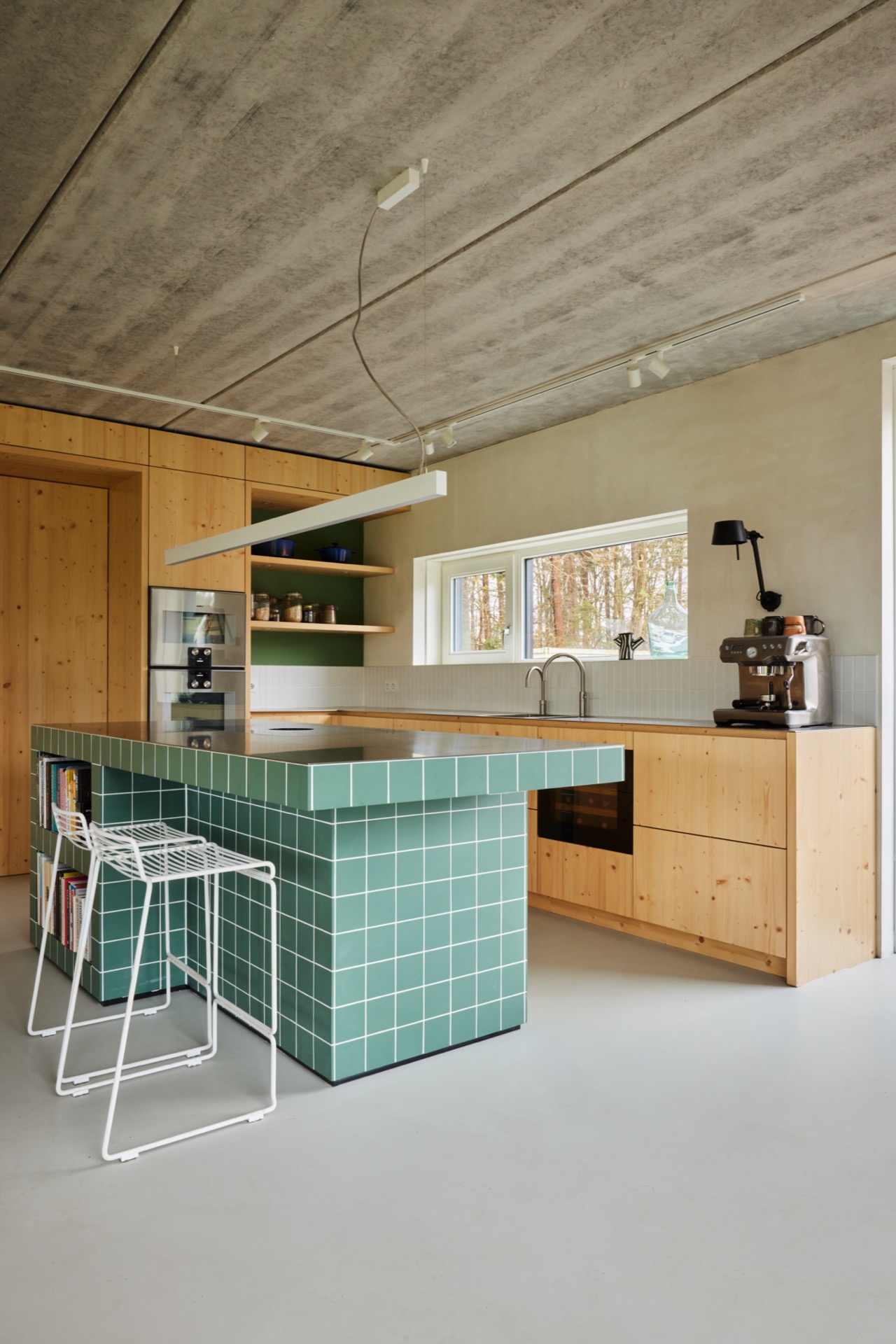 cucina naturale lineare: cucina moderna con banco in piastrelle e armadi in legno, mensole aperte e accenti verdi., Luxury, Design, Exclusive, Modern, Custom Made, Special, Beautiful