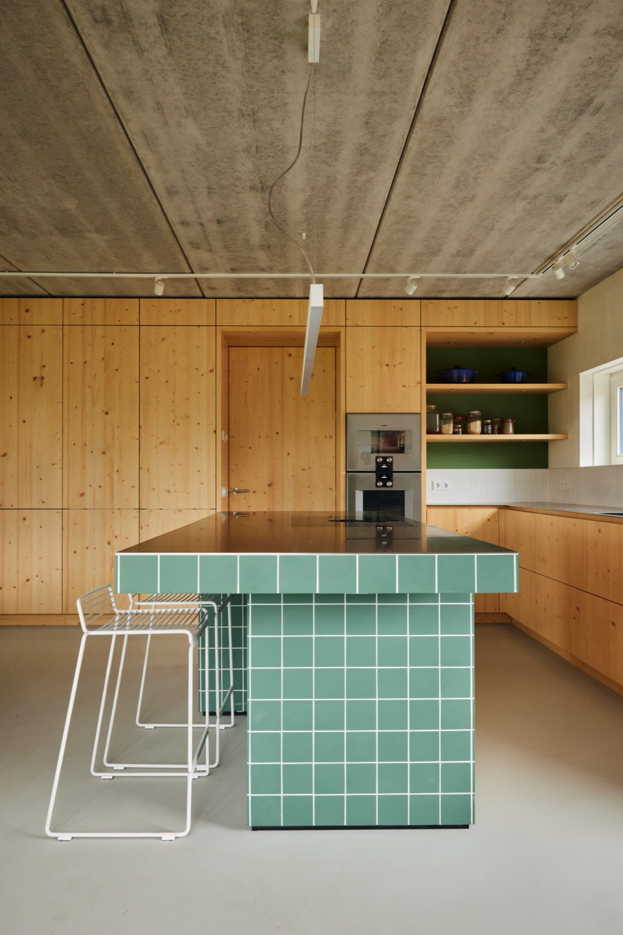 cucina naturale lineare: armadi cucina in legno con forno integrato e piani di lavoro lineari per un aspetto naturale., Luxury, Design, Exclusive, Modern, Custom Made, Special, Beautiful