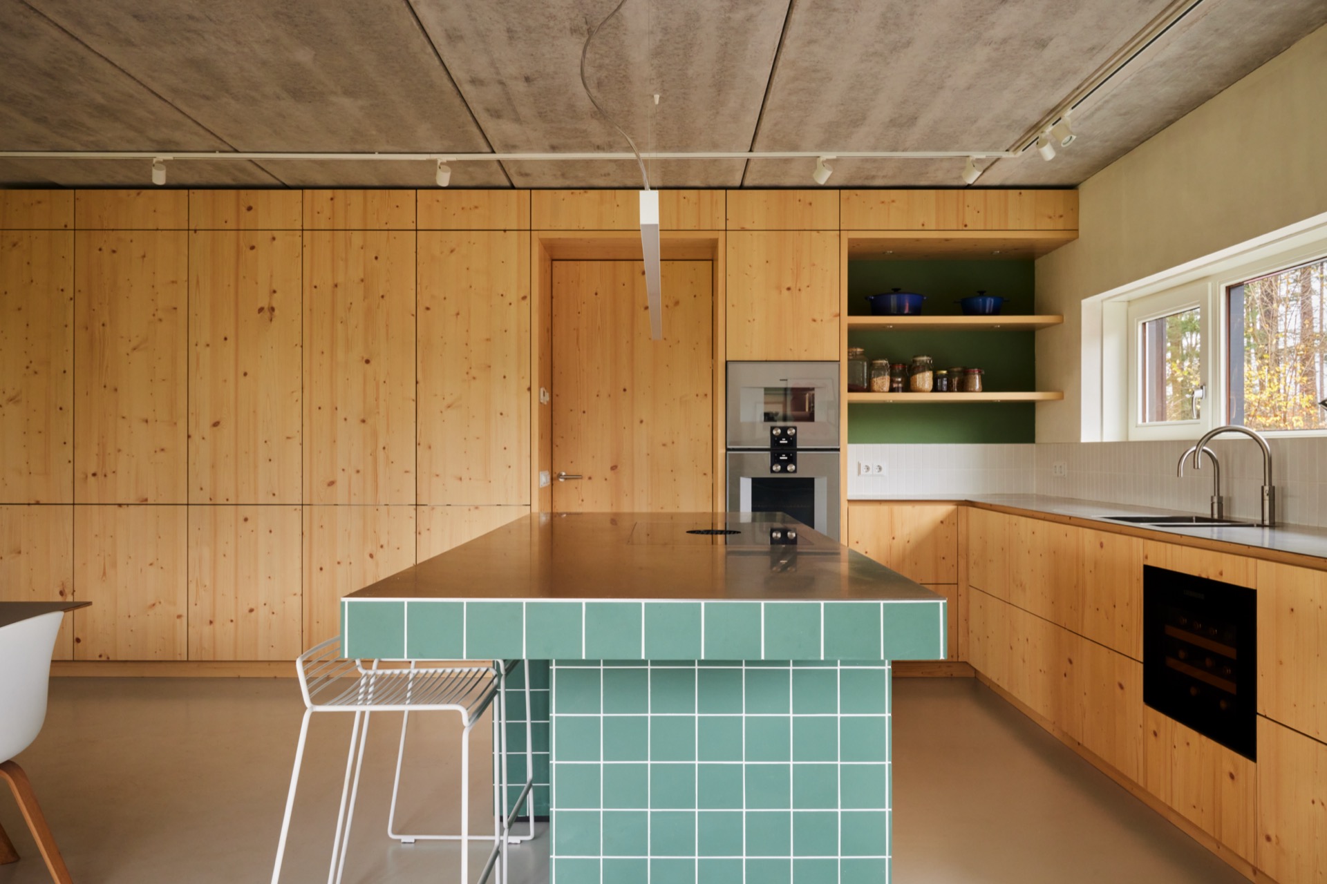 cucina naturale lineare: parte della cucina con bancone in piastrelle verdi e mobili in legno chiaro, Luxury, Design, Exclusive, Modern, Custom Made, Special, Beautiful