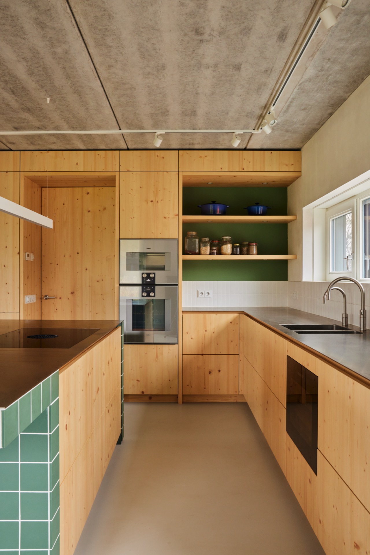 cucina naturale lineare: zona cottura con mensole aperte e porta verso lavanderia, materiali naturali., Luxury, Design, Exclusive, Modern, Custom Made, Special, Beautiful