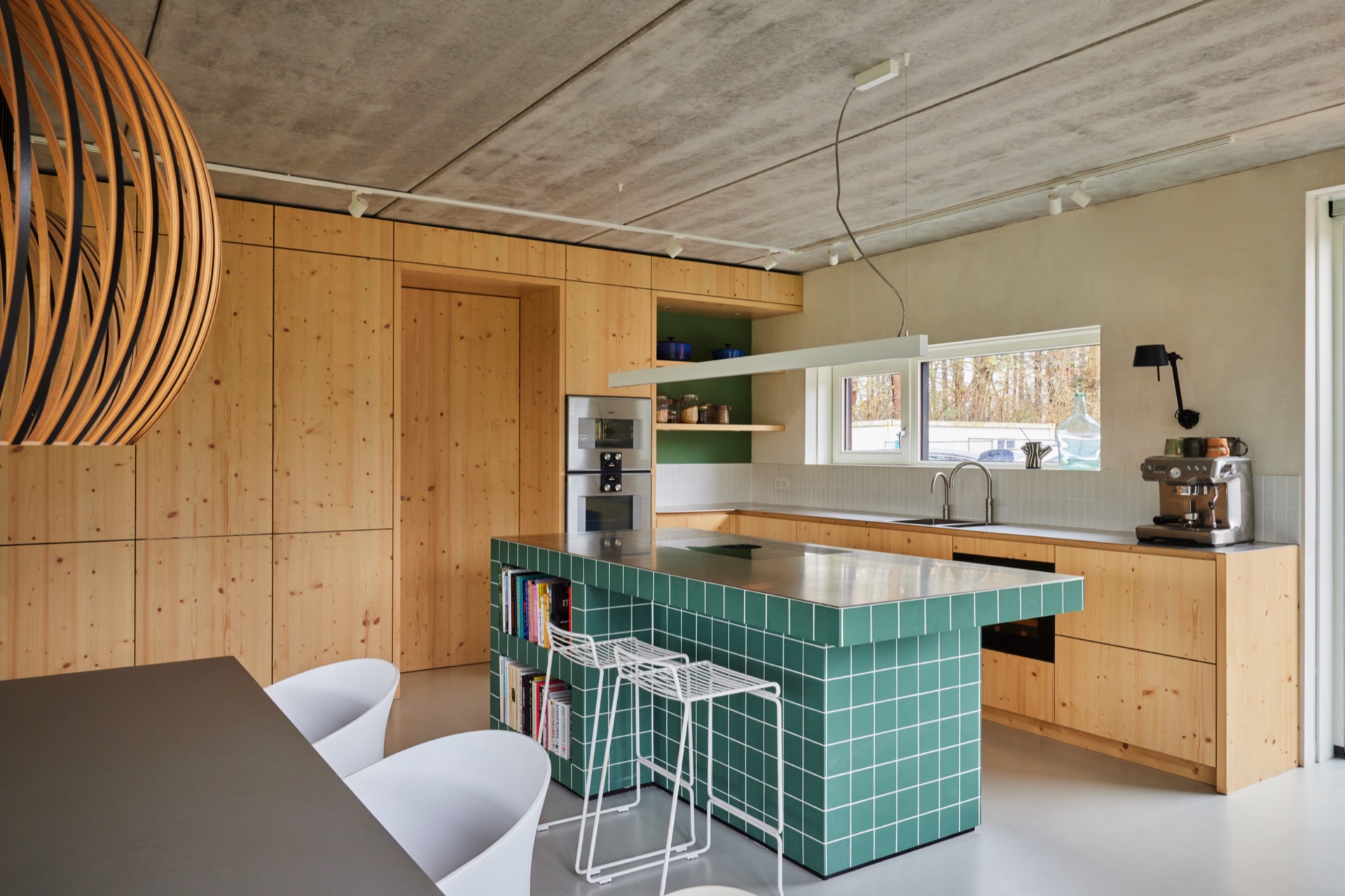 cucina naturale lineare: vista della cucina con mobili in legno e bar in piastrelle verdi, Luxury, Design, Exclusive, Modern, Custom Made, Special, Beautiful
