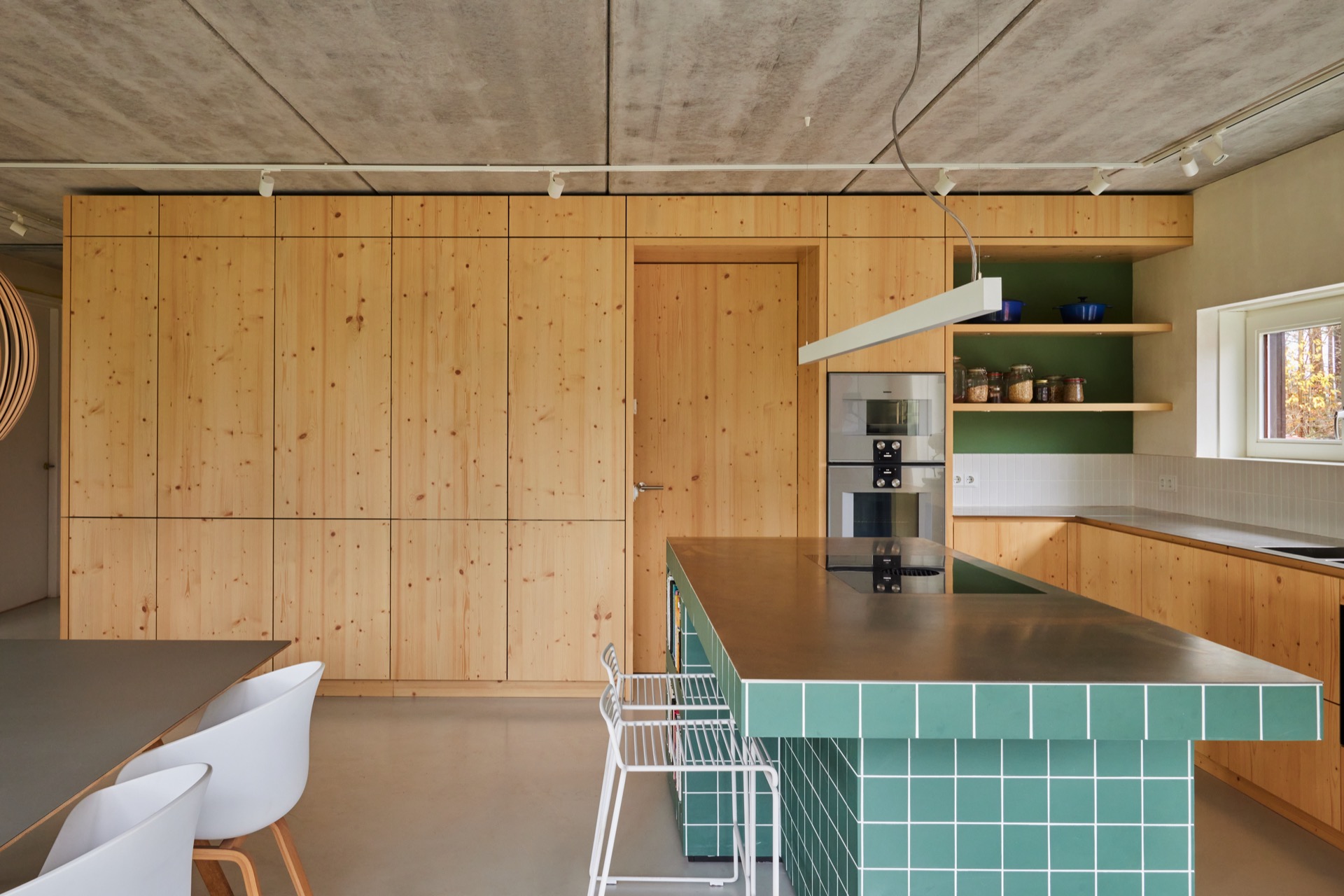 cucina naturale lineare: cucina moderna con parete in legno e isola con piastrelle verdi, Luxury, Design, Exclusive, Modern, Custom Made, Special, Beautiful