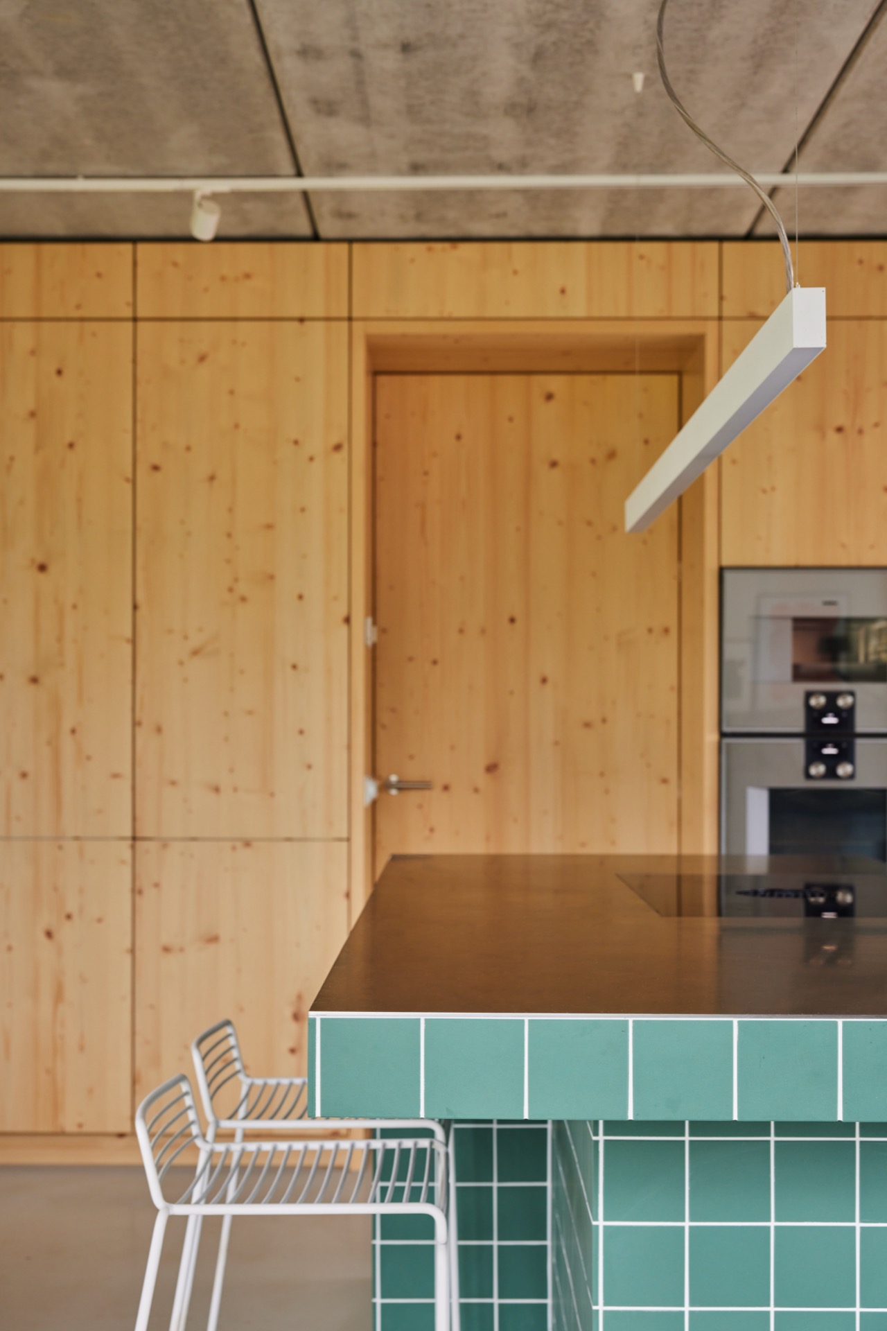 cucina naturale lineare: cucina moderna con armadi in legno e piastrelle in ceramica verdi, design pulito., Luxury, Design, Exclusive, Modern, Custom Made, Special, Beautiful