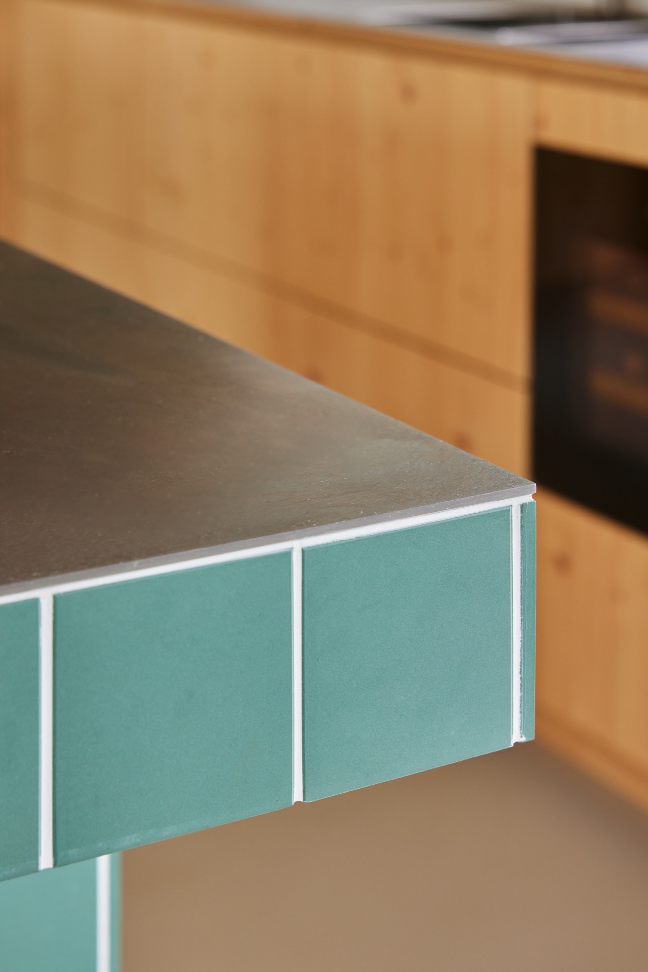 cucina naturale lineare: dettaglio dell'isola della cucina con piastrelle verdi e dettagli metallici, Luxury, Design, Exclusive, Modern, Custom Made, Special, Beautiful