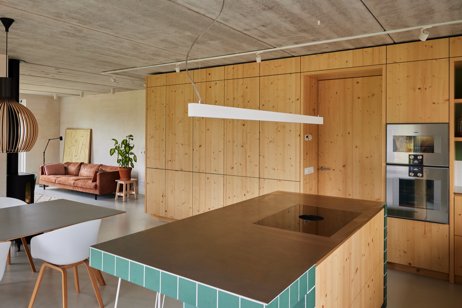 cucina naturale lineare: interno di una cucina con armadi e soffitto in legno, moderno e caldo., Luxury, Design, Exclusive, Modern, Custom Made, Special, Beautiful